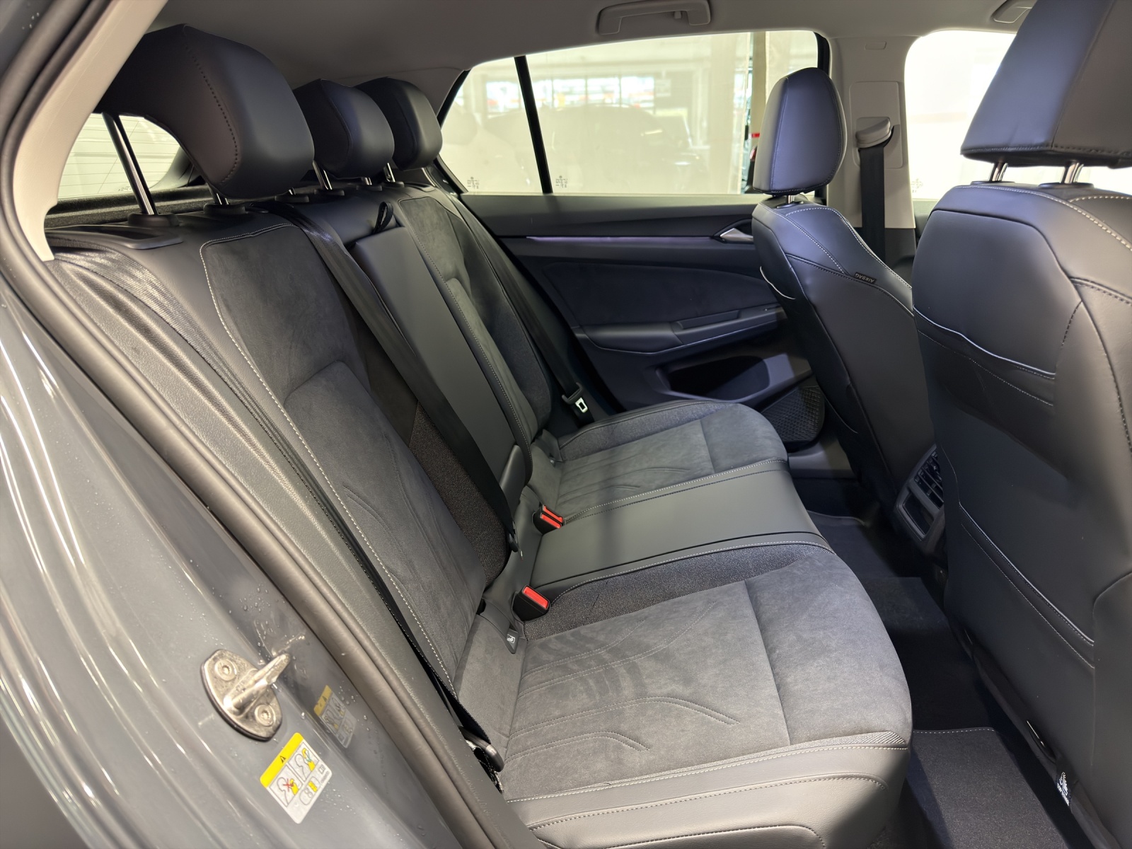 VW Golf VIII 1.5 eTSI United DSG-image-9
