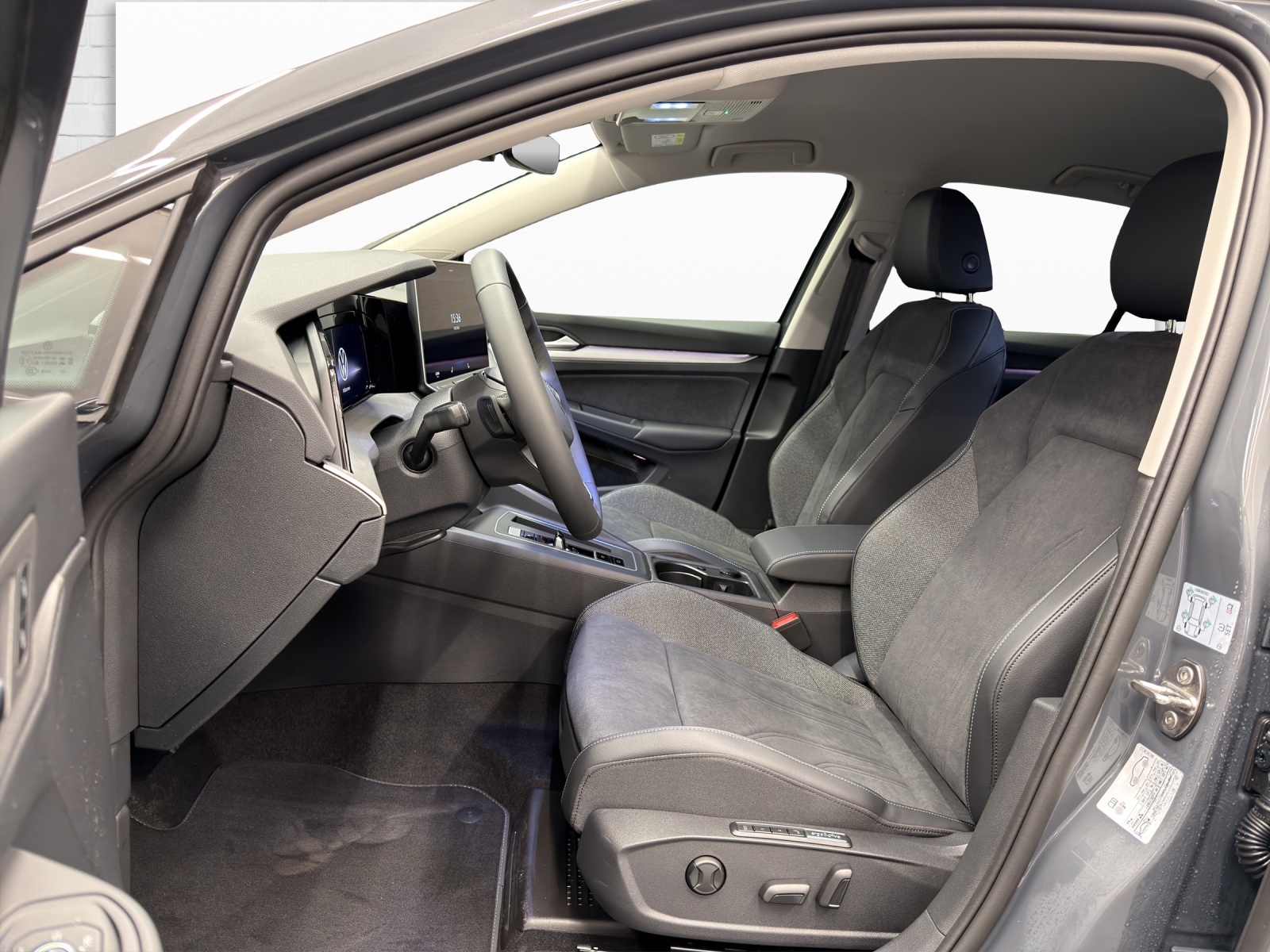 VW Golf VIII 1.5 eTSI United DSG-image-6