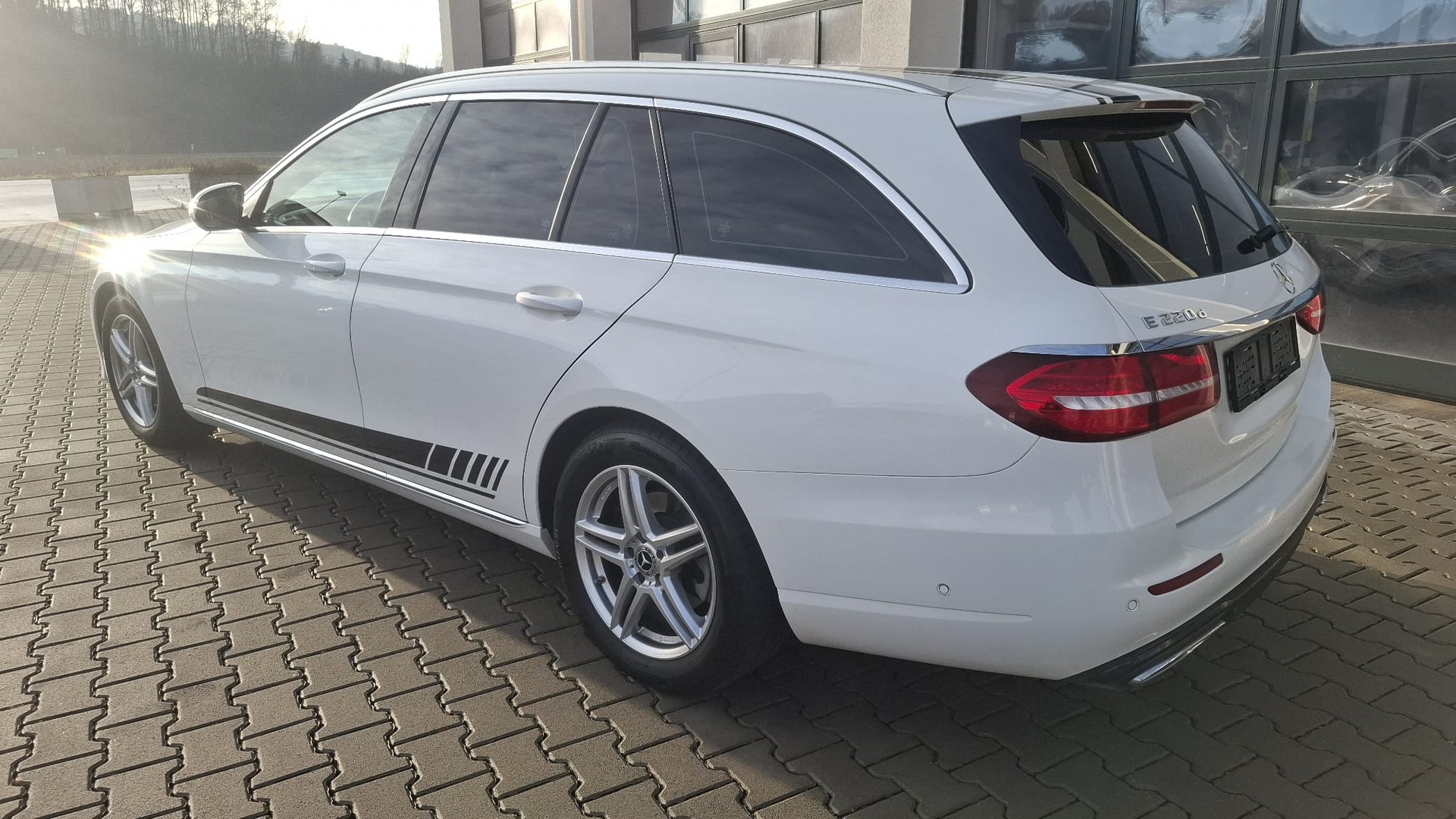 MERCEDES-BENZ E 220 d Avantgarde 9G-Tronic-image-4