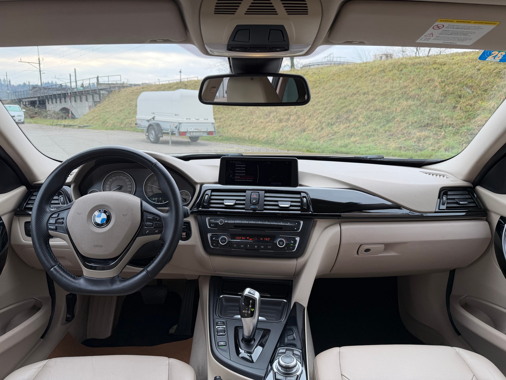 BMW 320d Touring Luxury Line Steptronic-image-11