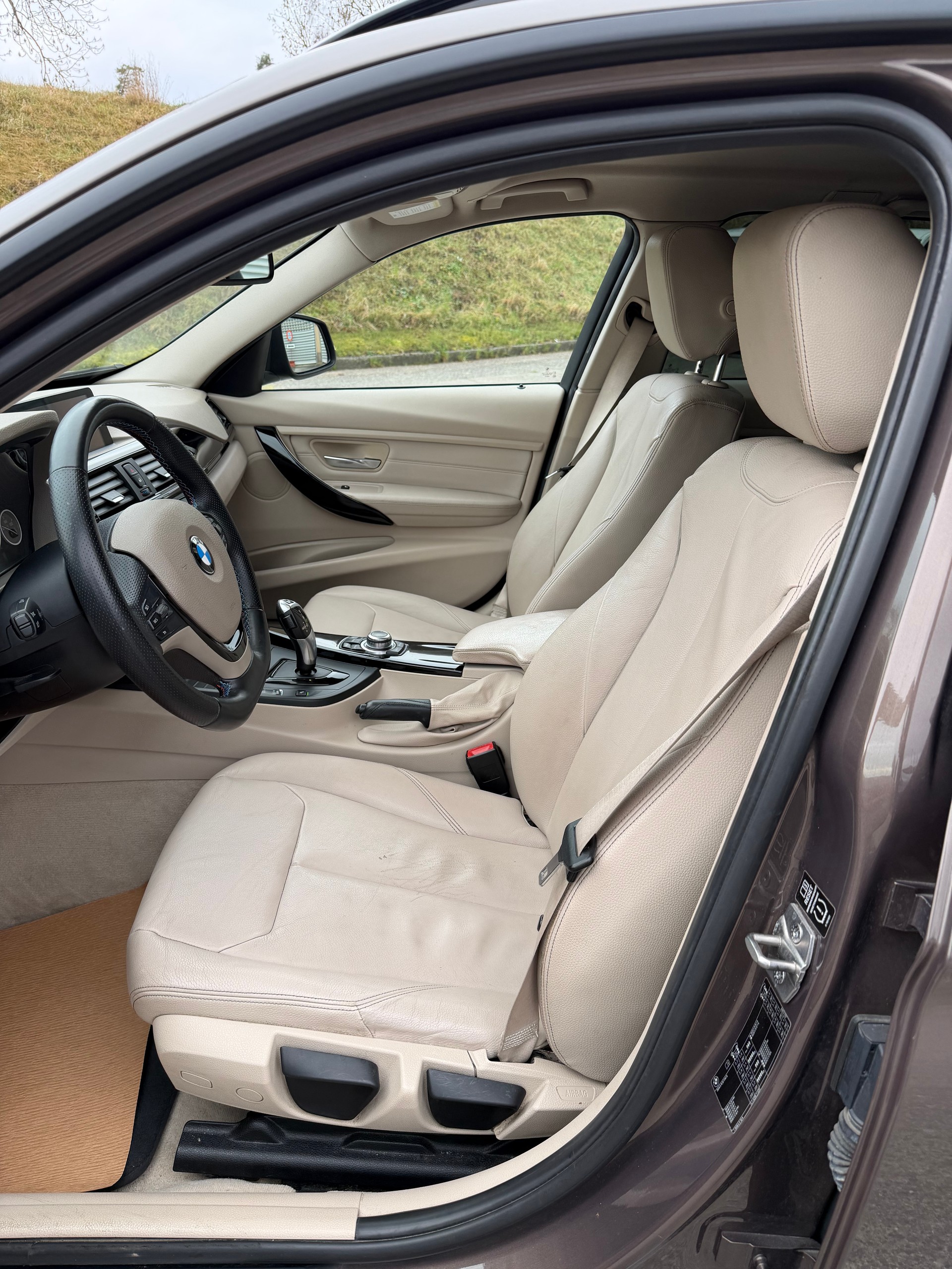 BMW 320d Touring Luxury Line Steptronic-image-8