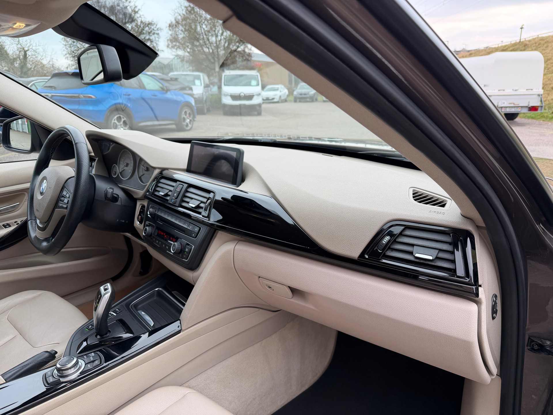 BMW 320d Touring Luxury Line Steptronic-image-16