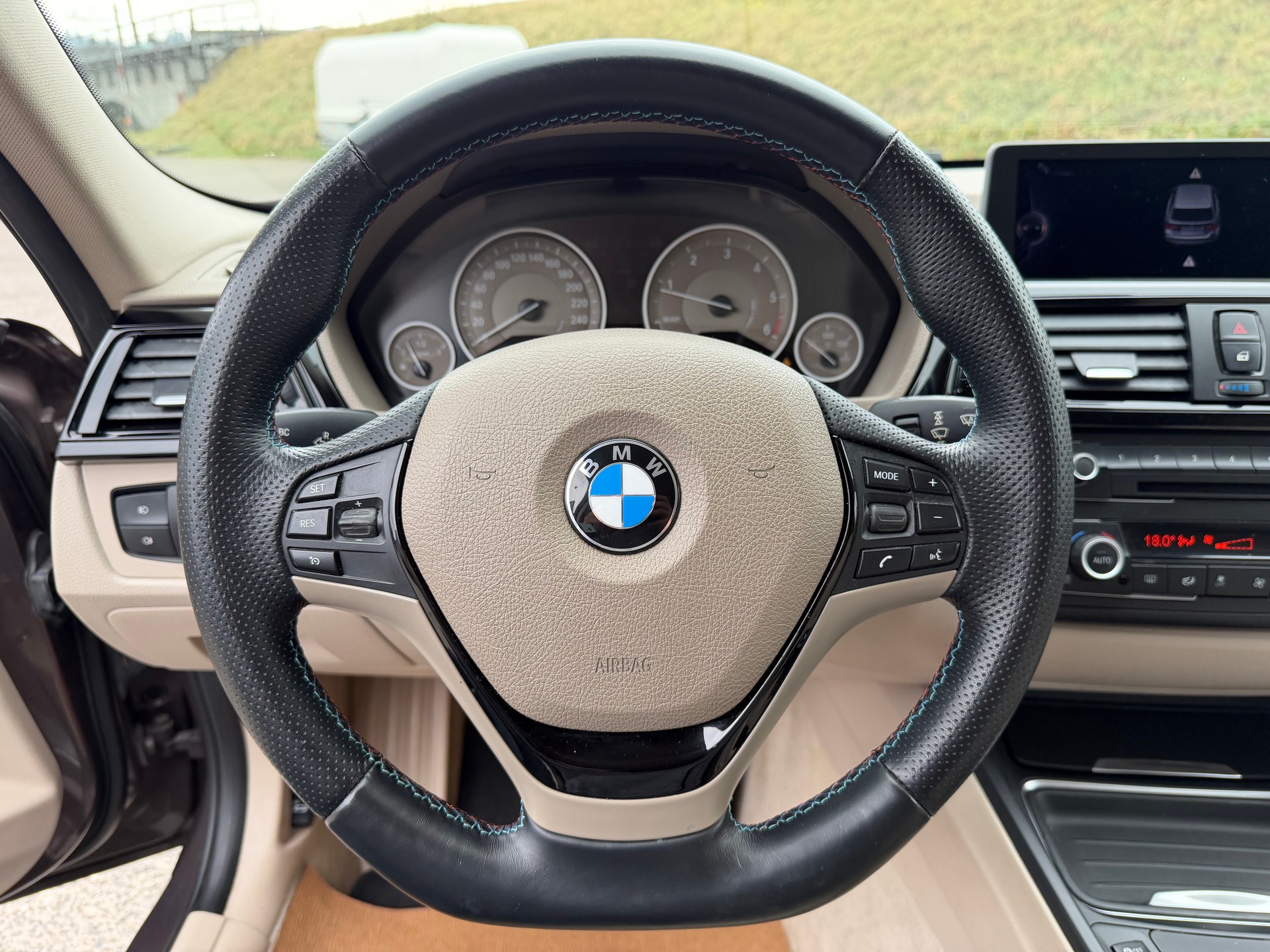 BMW 320d Touring Luxury Line Steptronic-image-9