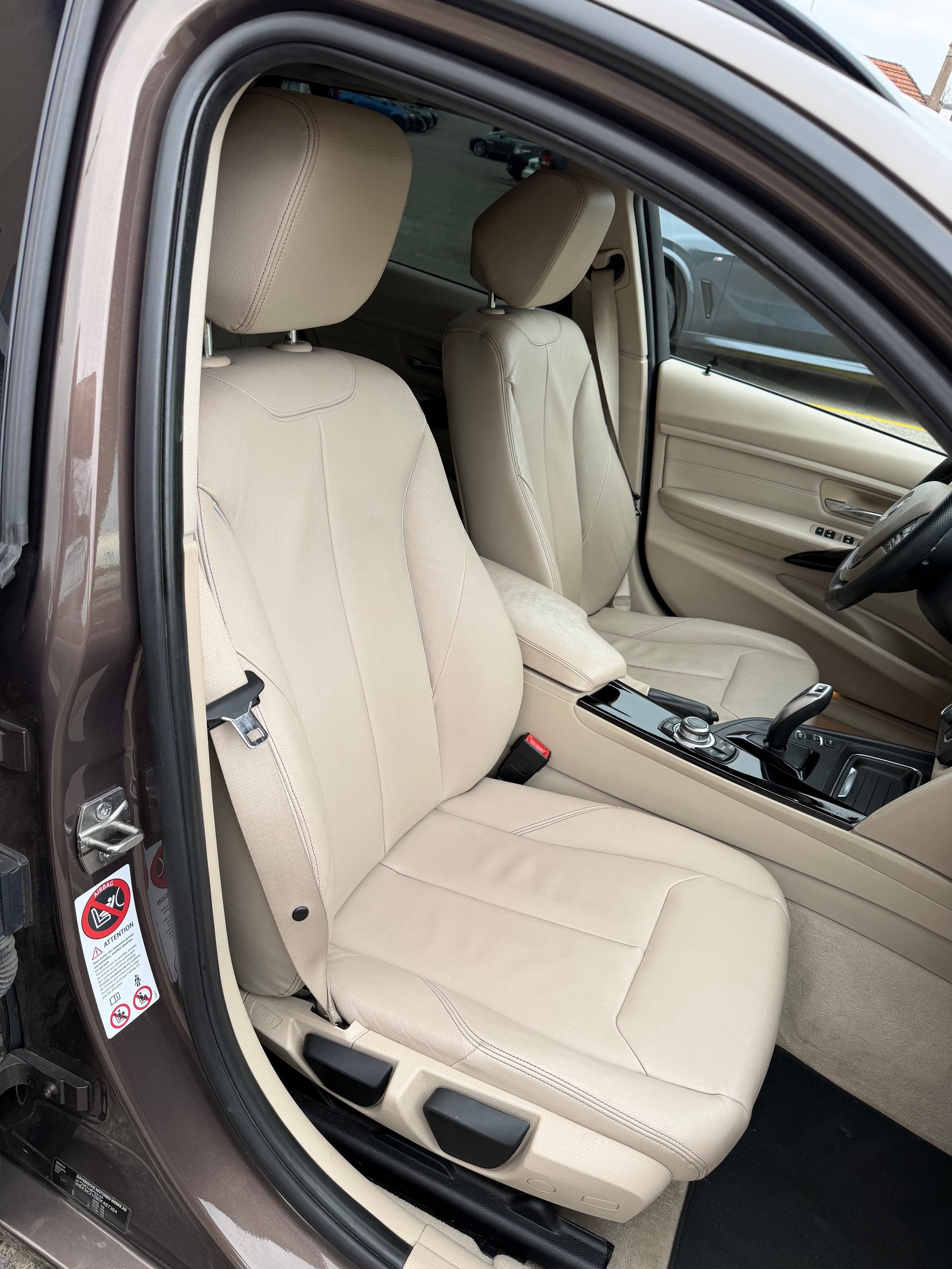 BMW 320d Touring Luxury Line Steptronic-image-15