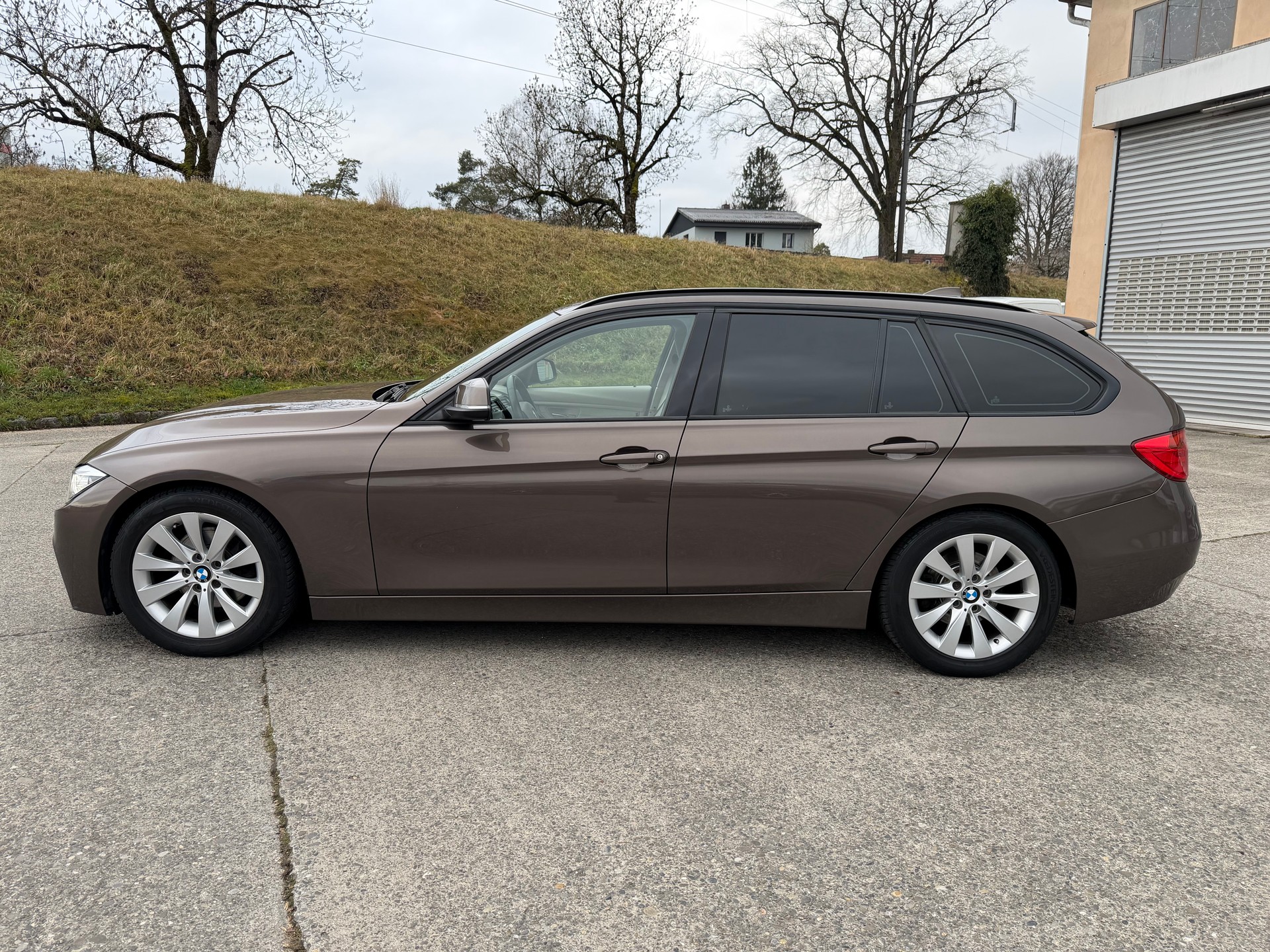 BMW 320d Touring Luxury Line Steptronic-image-1