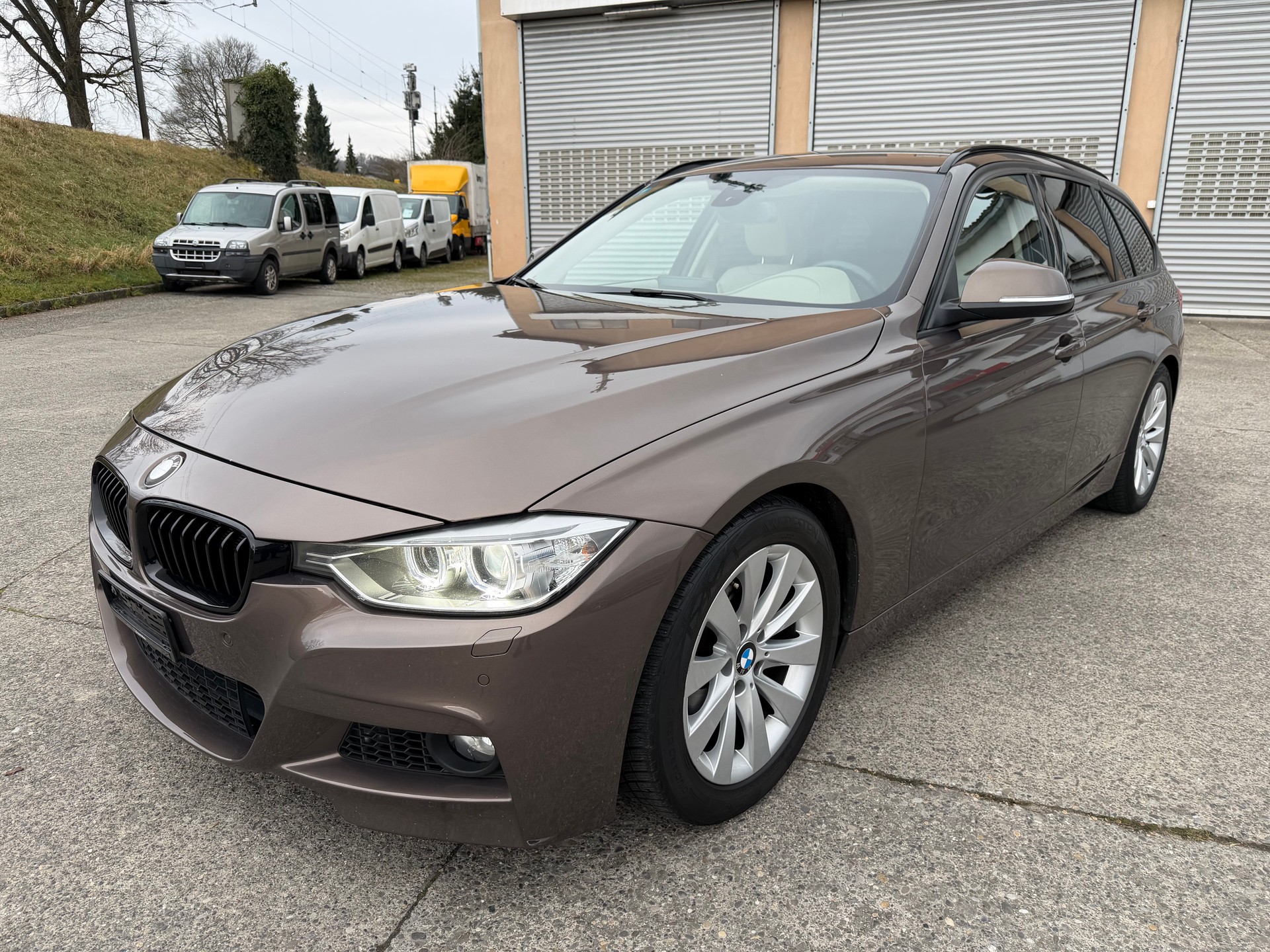 BMW 320d Touring Luxury Line Steptronic-image-0