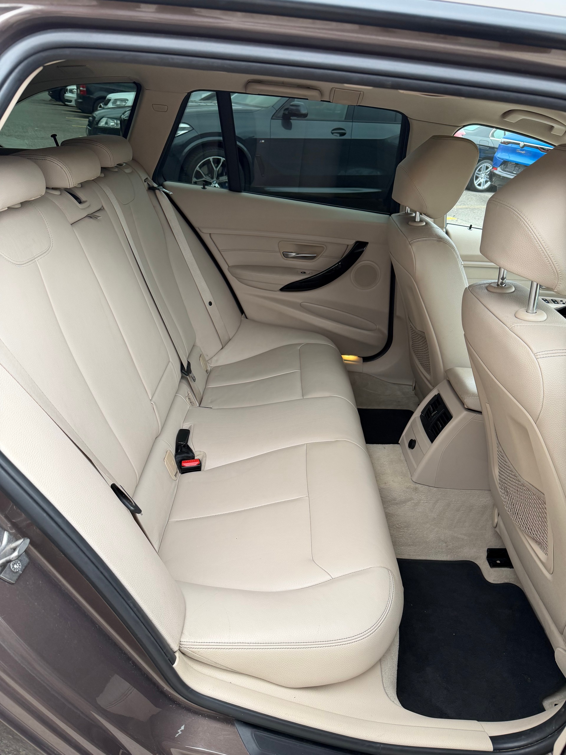 BMW 320d Touring Luxury Line Steptronic-image-13