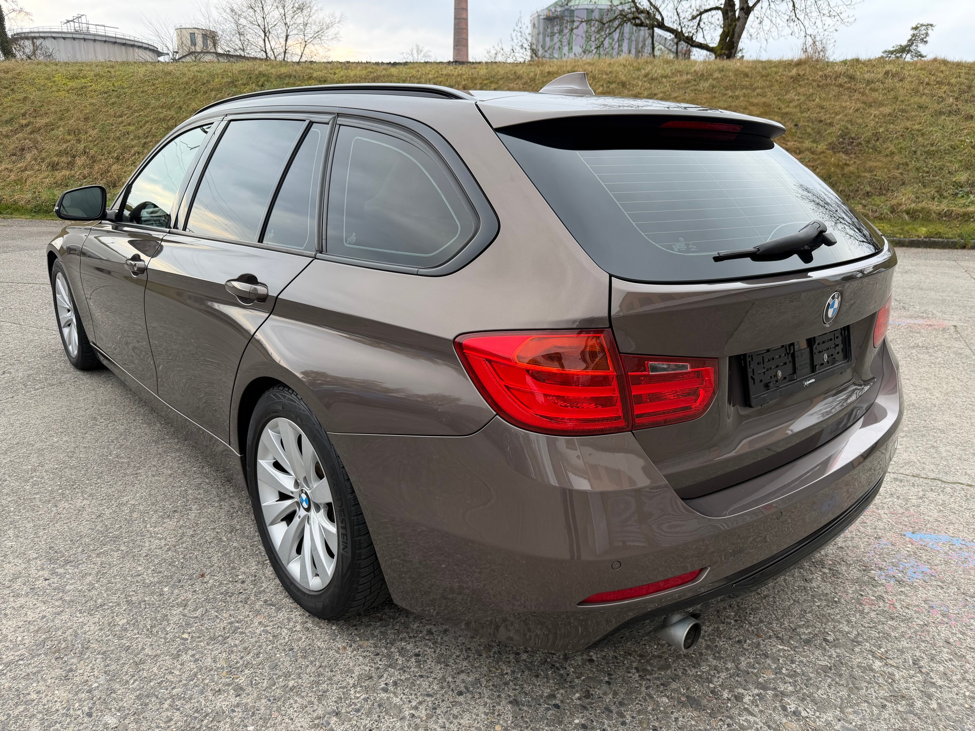 BMW 320d Touring Luxury Line Steptronic-image-2