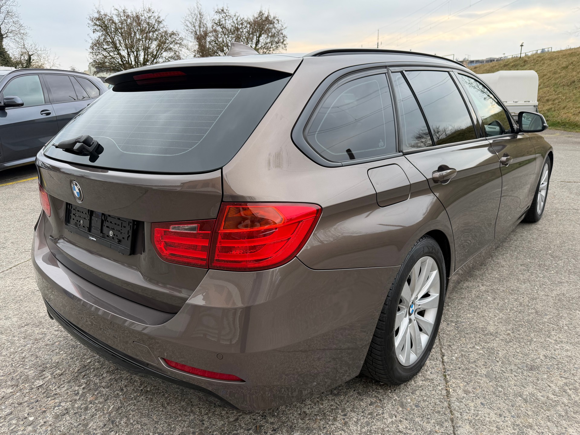 BMW 320d Touring Luxury Line Steptronic-image-4