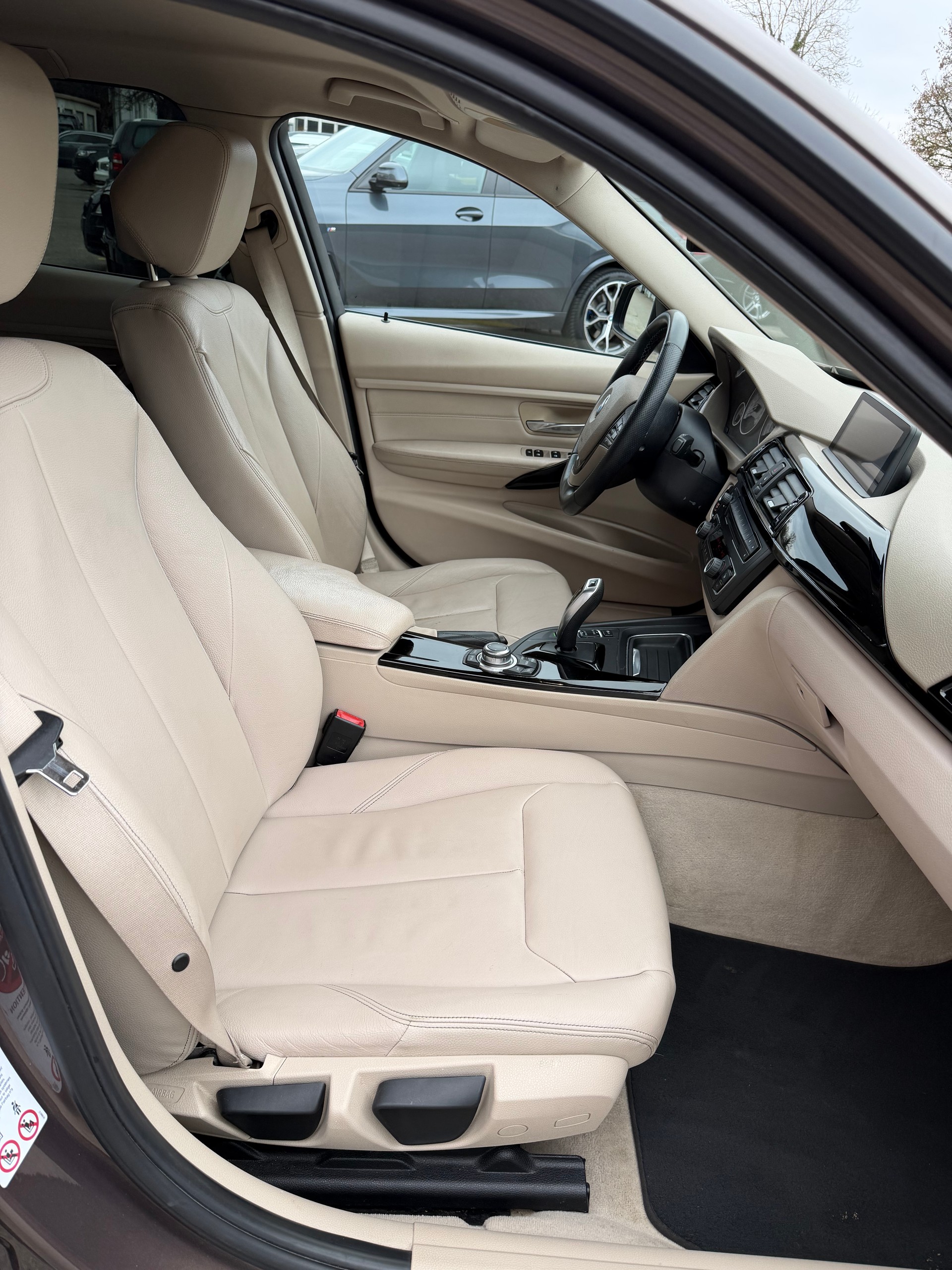 BMW 320d Touring Luxury Line Steptronic-image-14