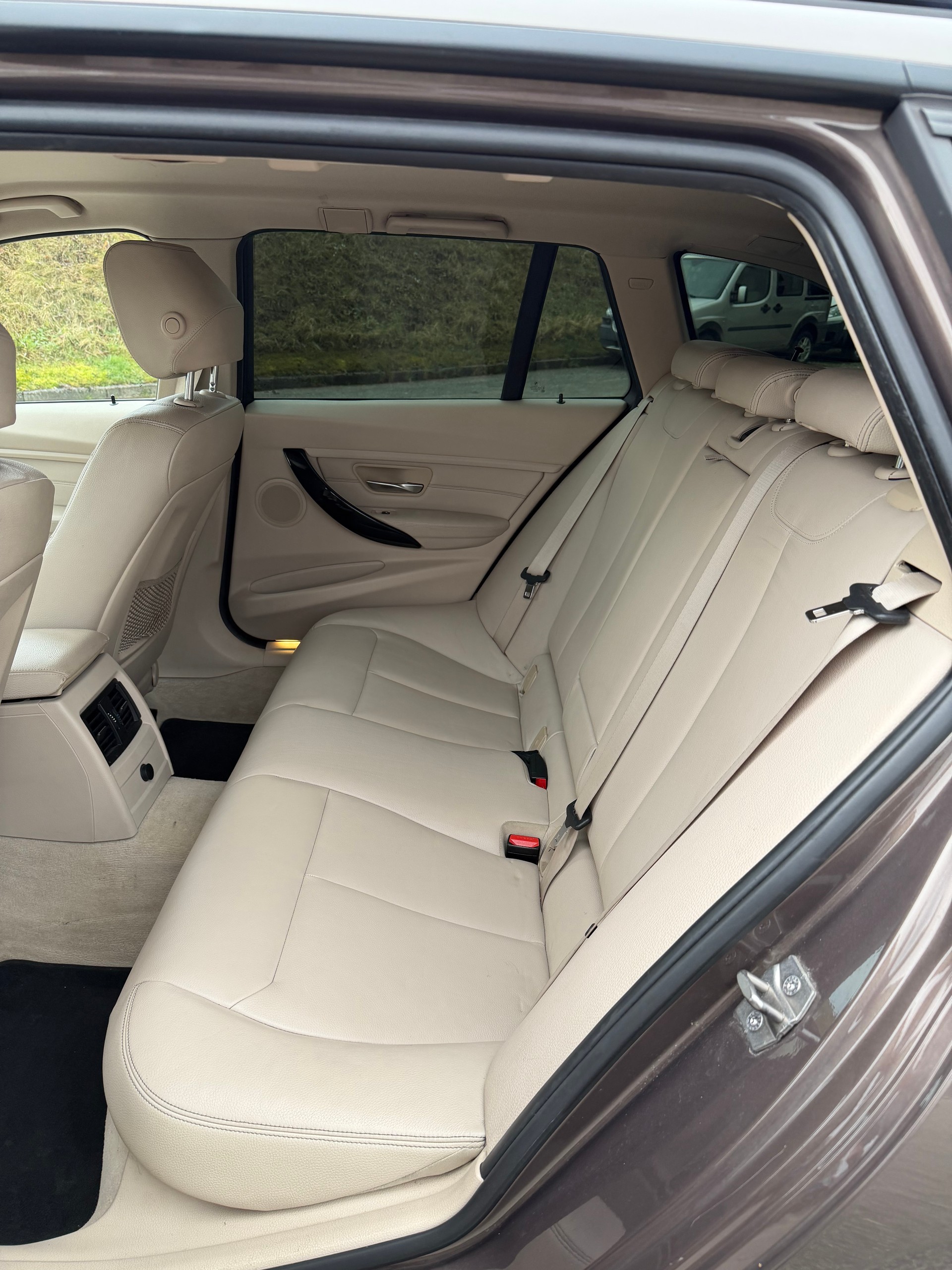 BMW 320d Touring Luxury Line Steptronic-image-12