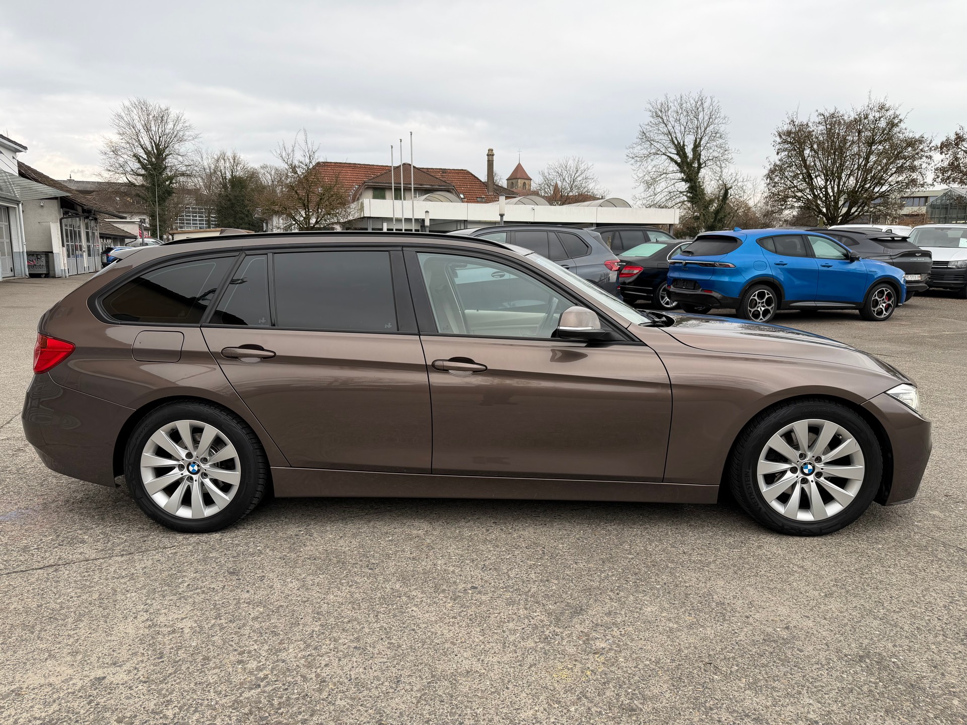 BMW 320d Touring Luxury Line Steptronic-image-5