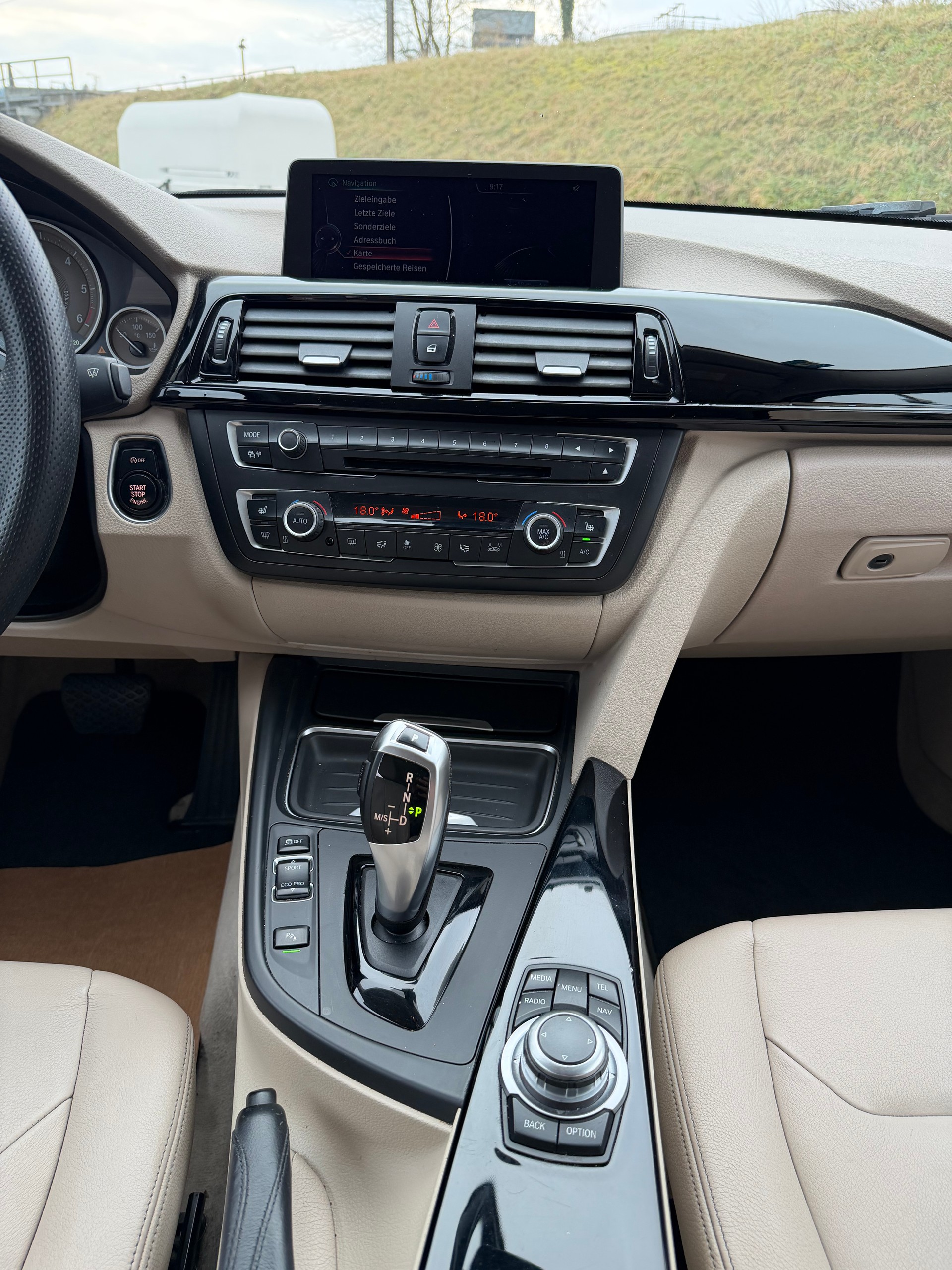BMW 320d Touring Luxury Line Steptronic-image-10