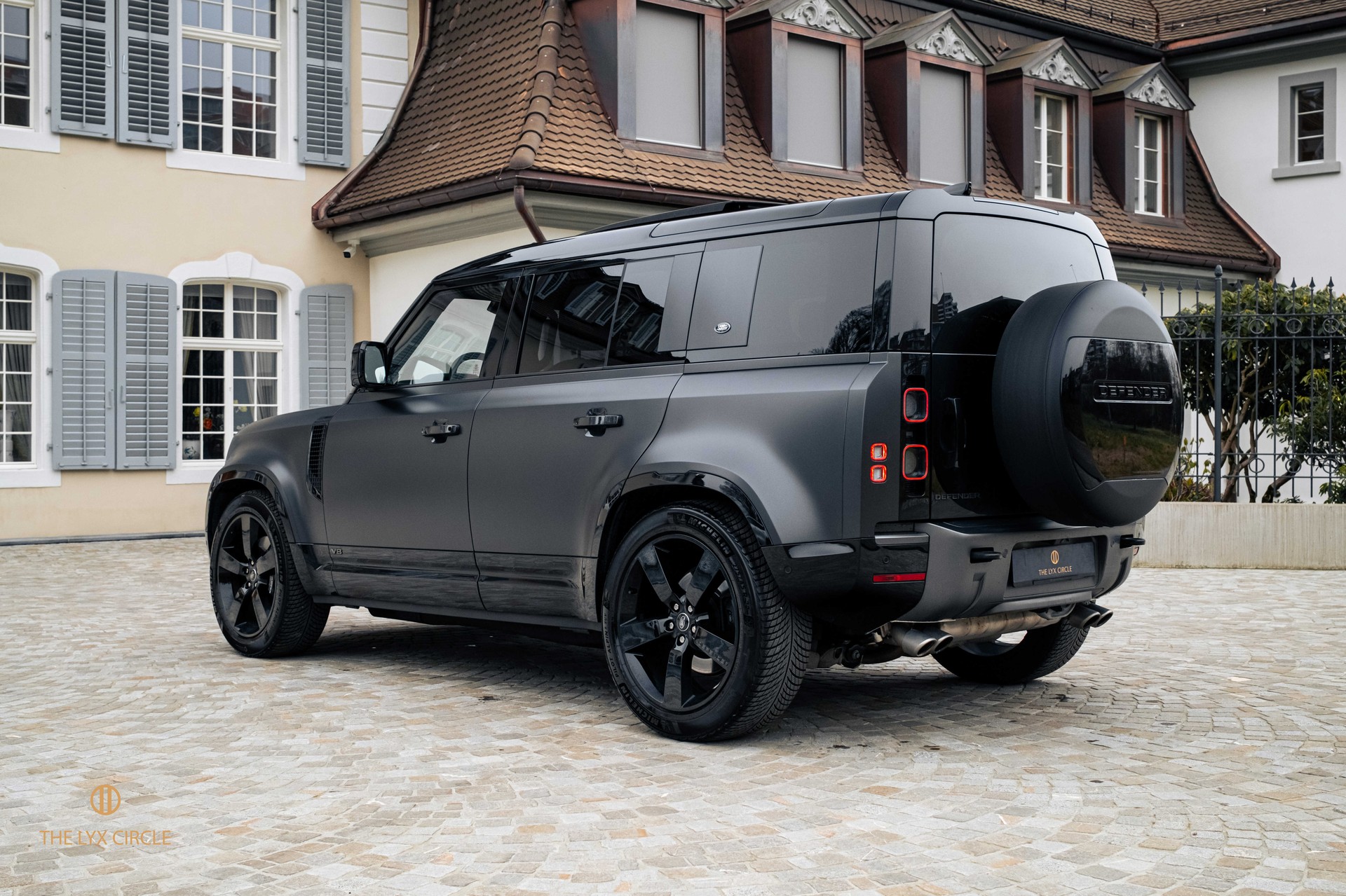 LAND ROVER Defender 110 525 V8 5.0 Carpathian Edition AT8-image-5