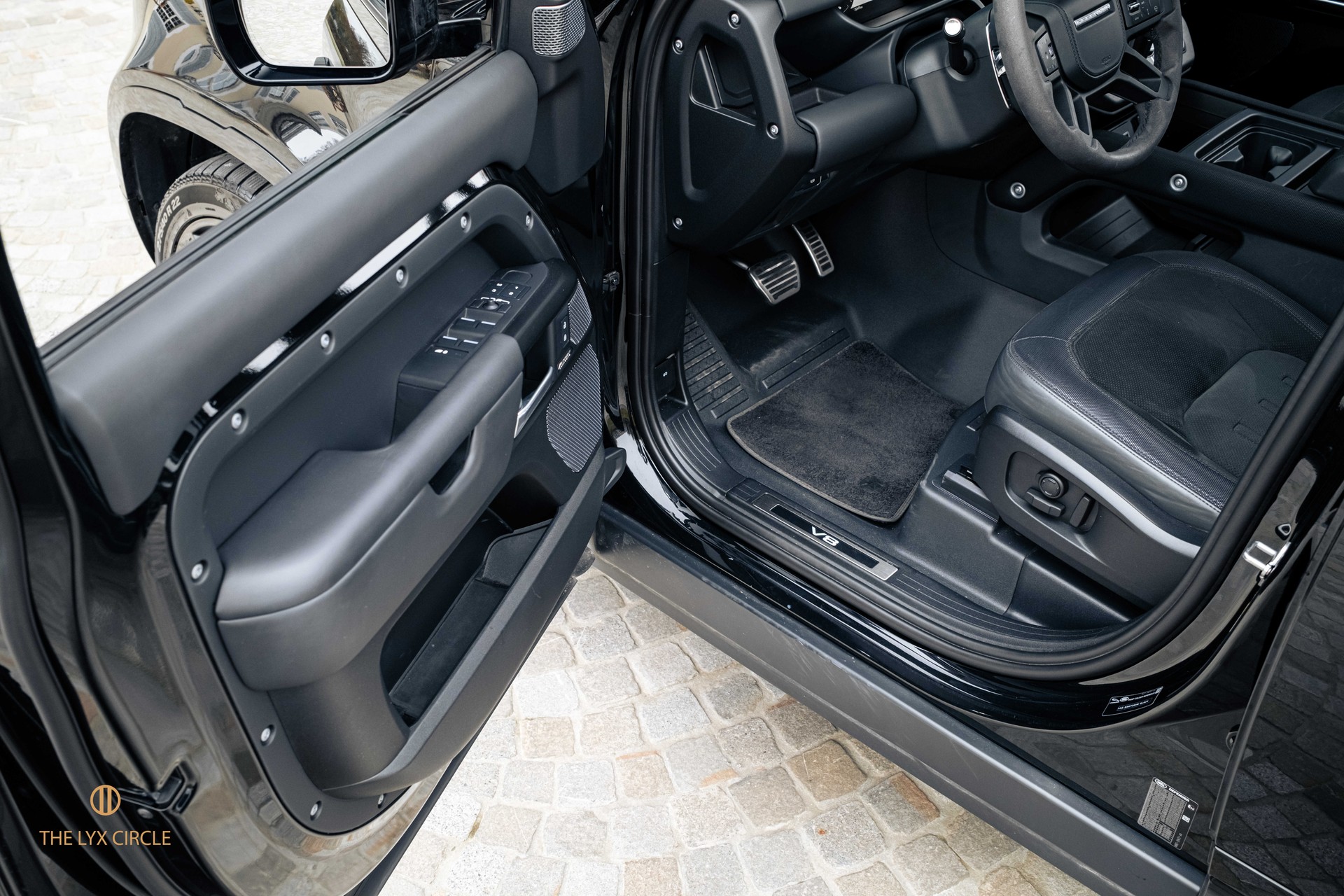 LAND ROVER Defender 110 525 V8 5.0 Carpathian Edition AT8-image-9