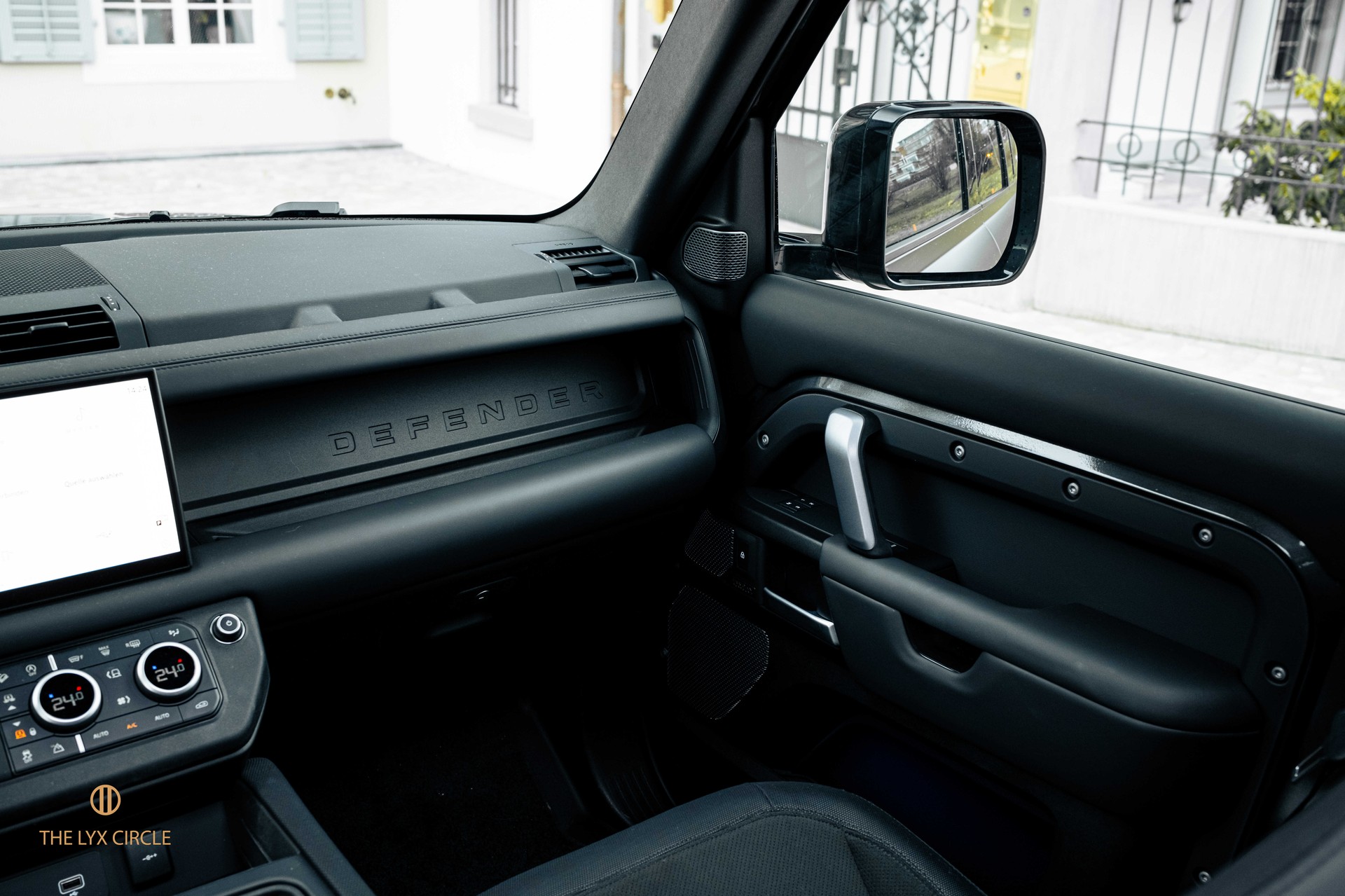 LAND ROVER Defender 110 525 V8 5.0 Carpathian Edition AT8-image-13