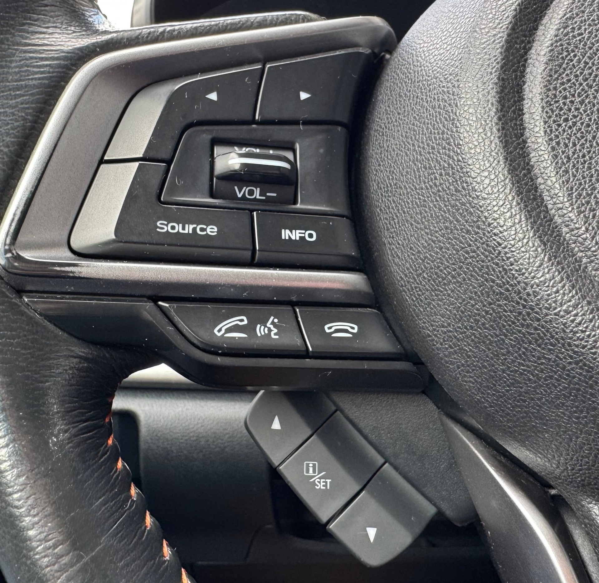 SUBARU XV 2.0 Luxury AWD Lineartronic-image-14