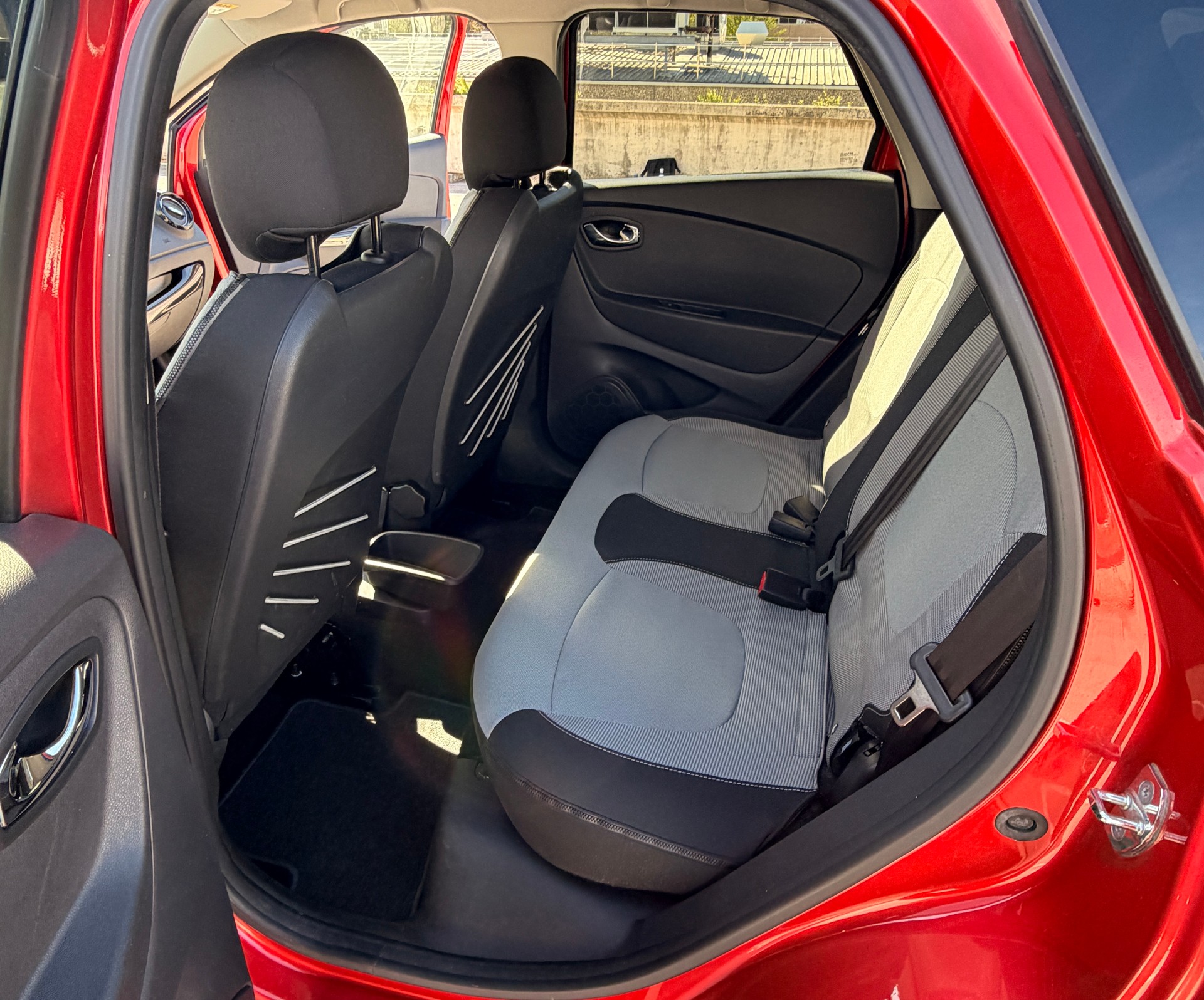 RENAULT Captur 1.2 T 16V Privilège EDC-image-8