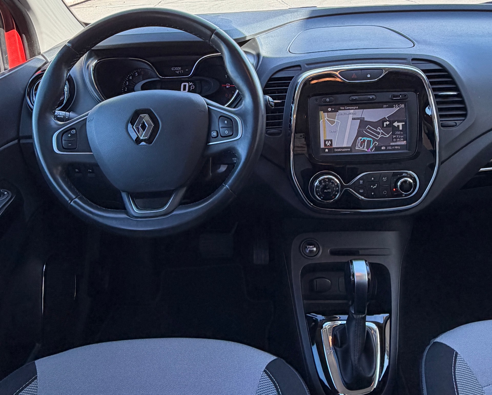 RENAULT Captur 1.2 T 16V Privilège EDC-image-10