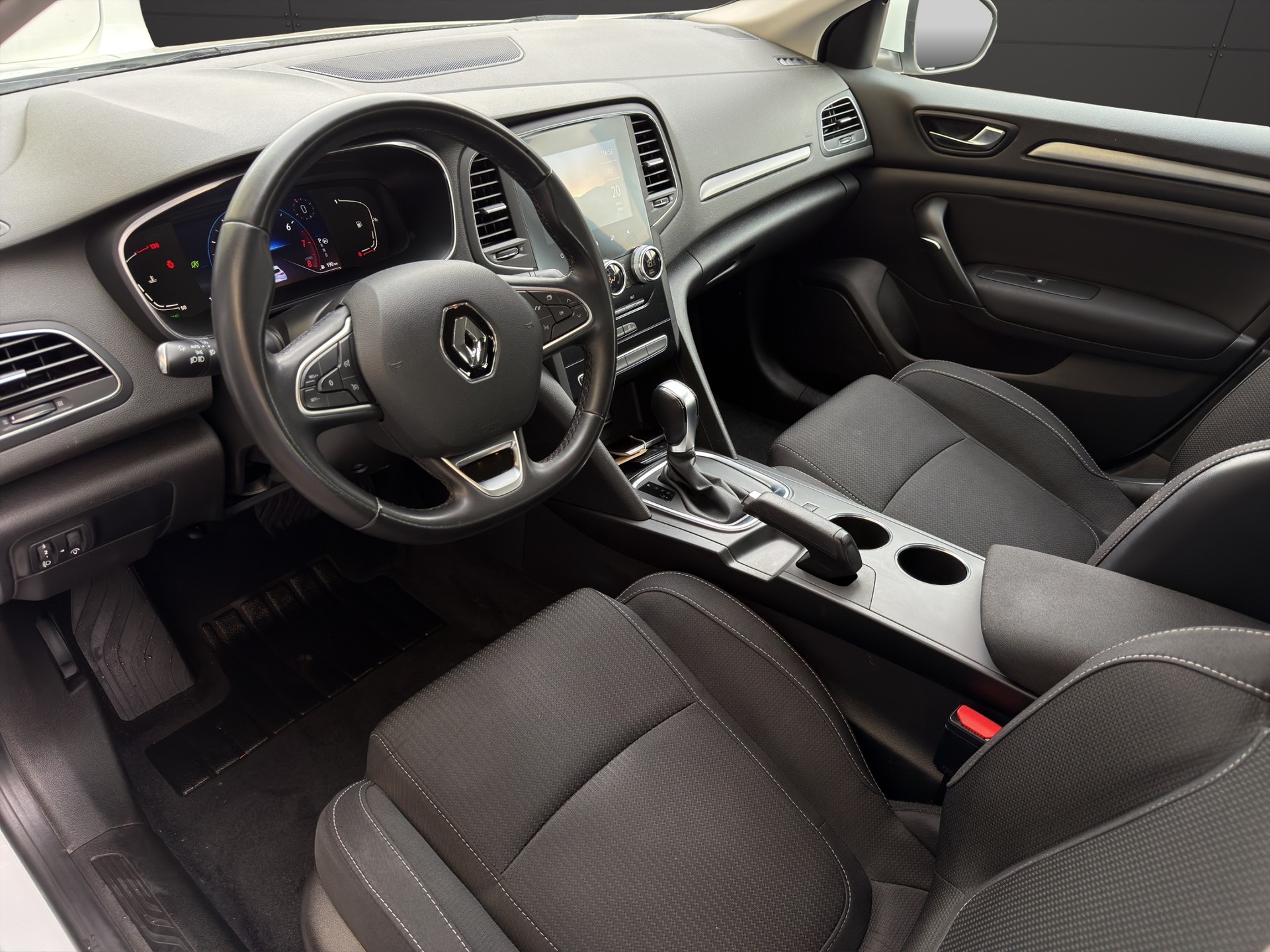 RENAULT Mégane 1.3 16V Turbo Zen EDC-image-9