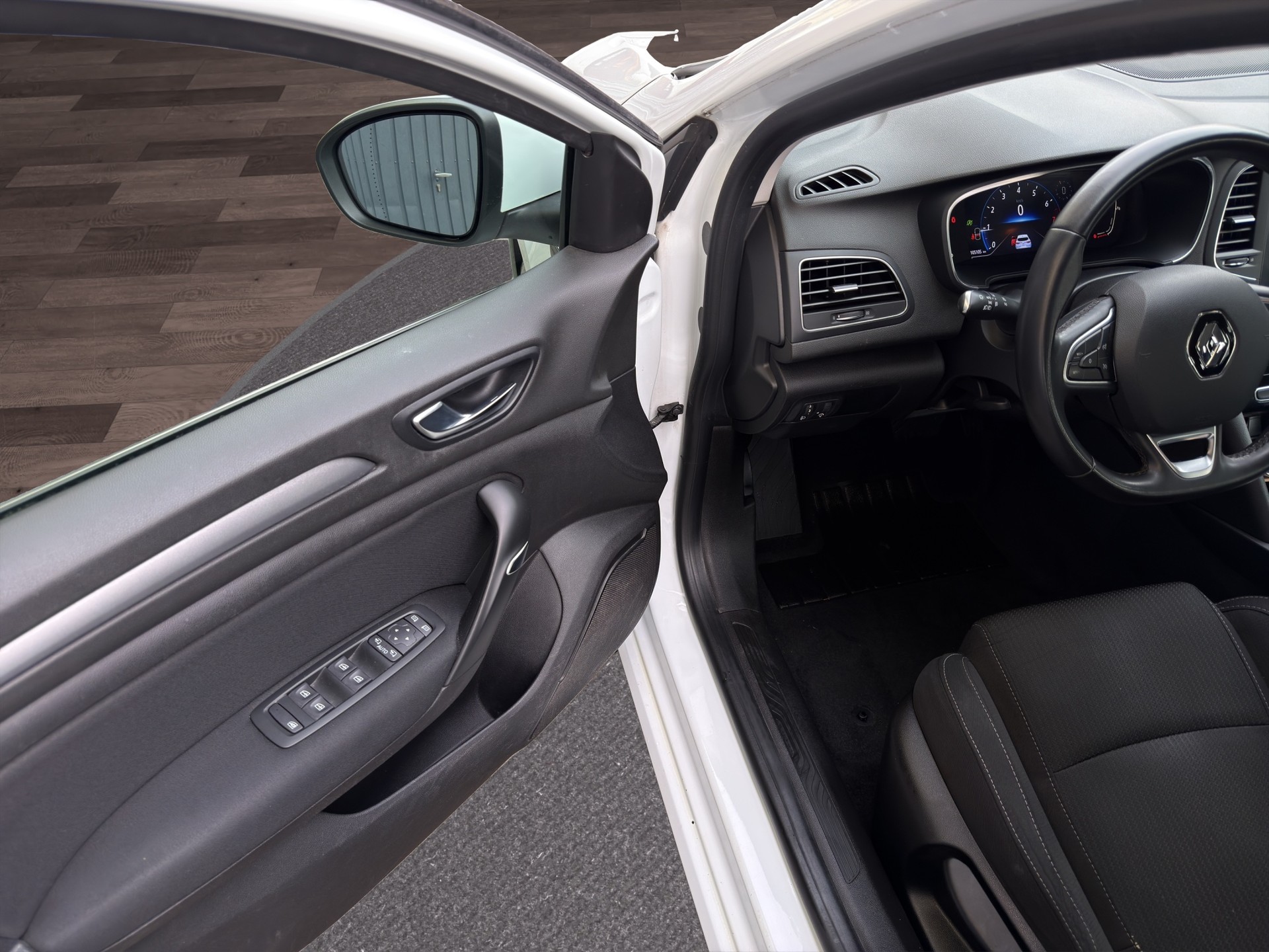 RENAULT Mégane 1.3 16V Turbo Zen EDC-image-19