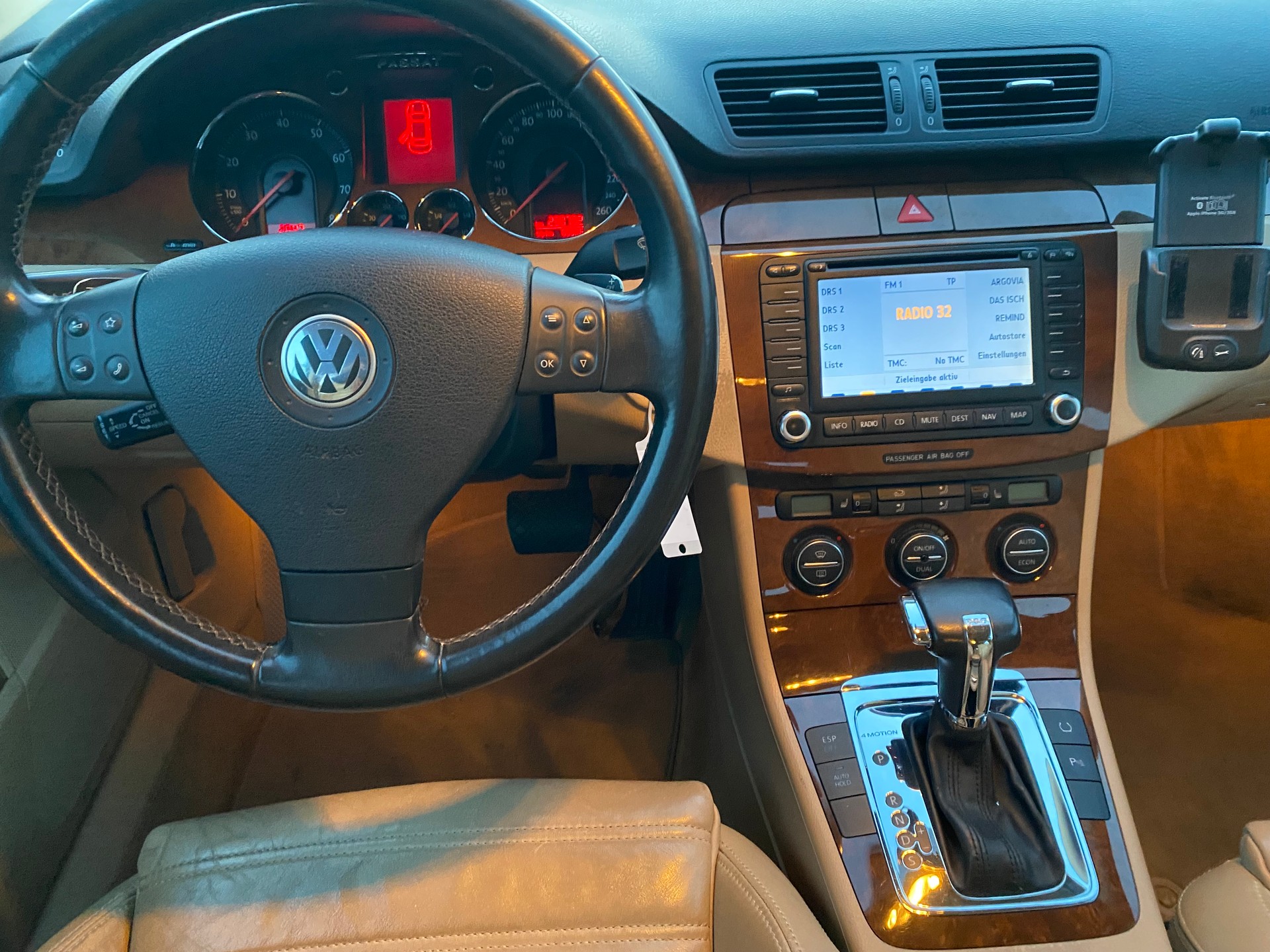VW Passat Variant 3.2 V6 FSI Highline 4Motion-image-5