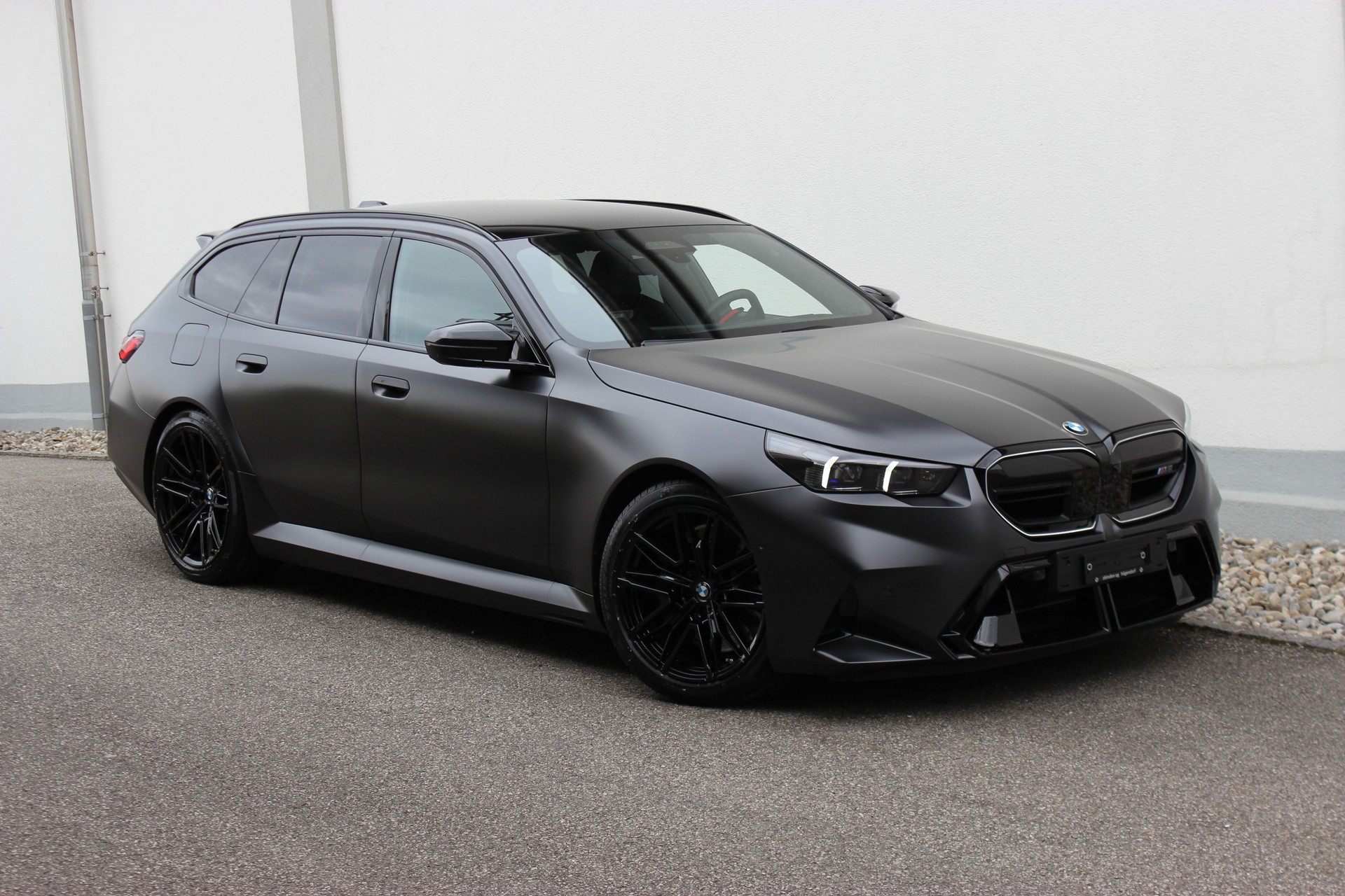 BMW M5 xDrive Touring *Frozen Deep Grey metallic*-image-2