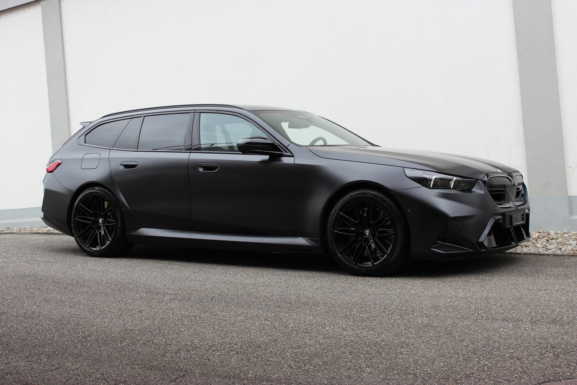 BMW M5 xDrive Touring *Frozen Deep Grey metallic*-image-5