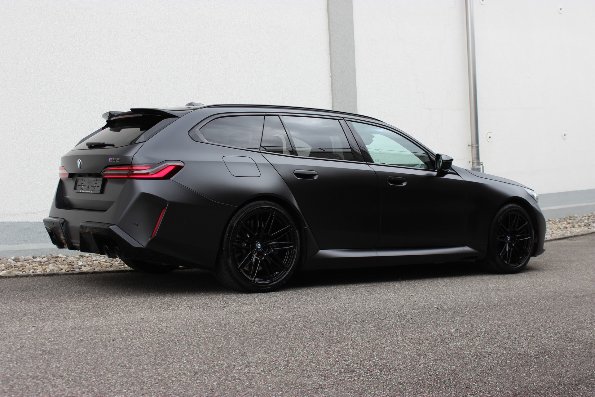 BMW M5 xDrive Touring *Frozen Deep Grey metallic*-image-0