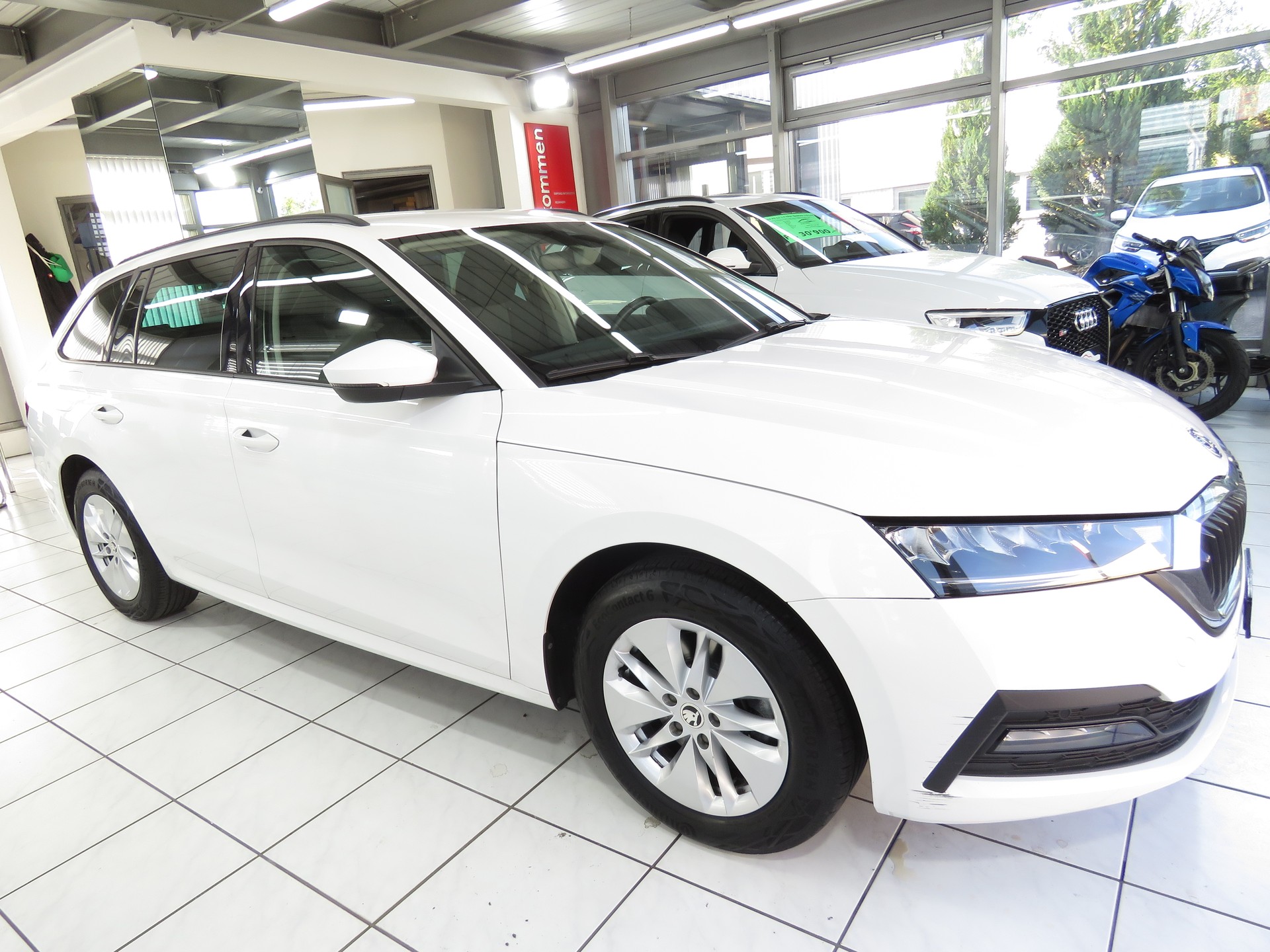 SKODA Octavia Combi 2.0 TDI DSG Ambition 4x4-showroom-element-2