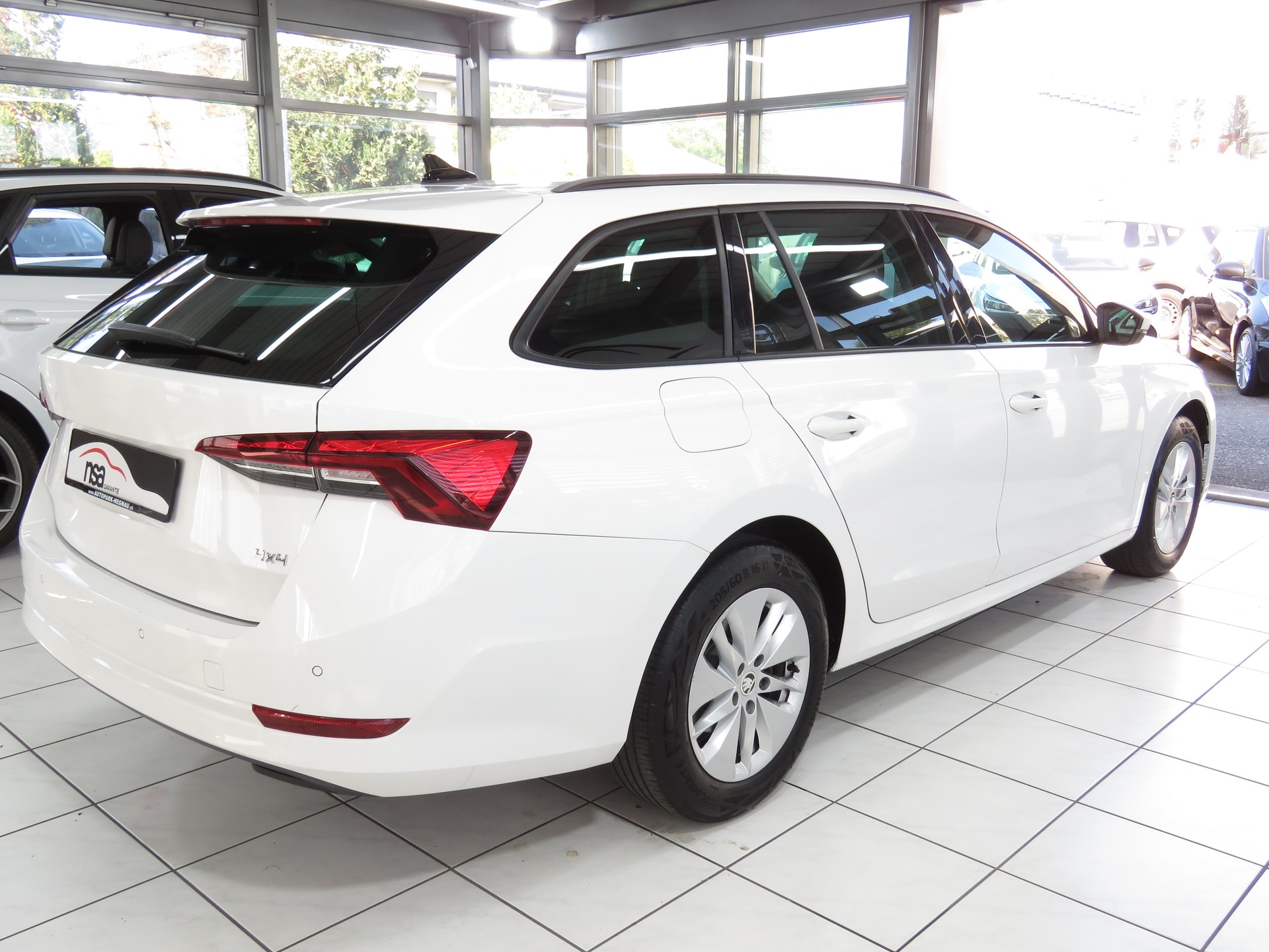SKODA Octavia Combi 2.0 TDI DSG Ambition 4x4-showroom-element-3