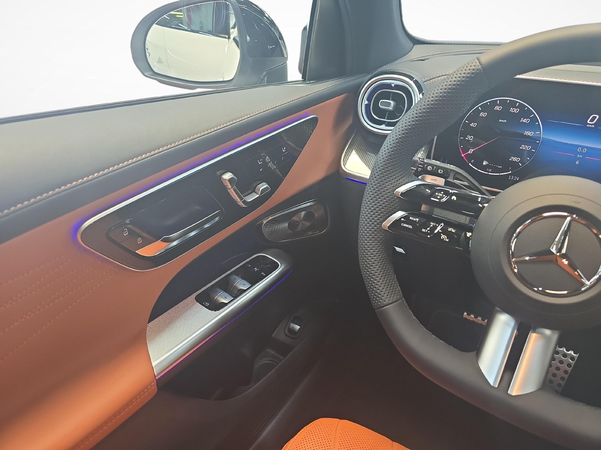 MERCEDES-BENZ GLC 300 4MATIC AMG Line-image-4