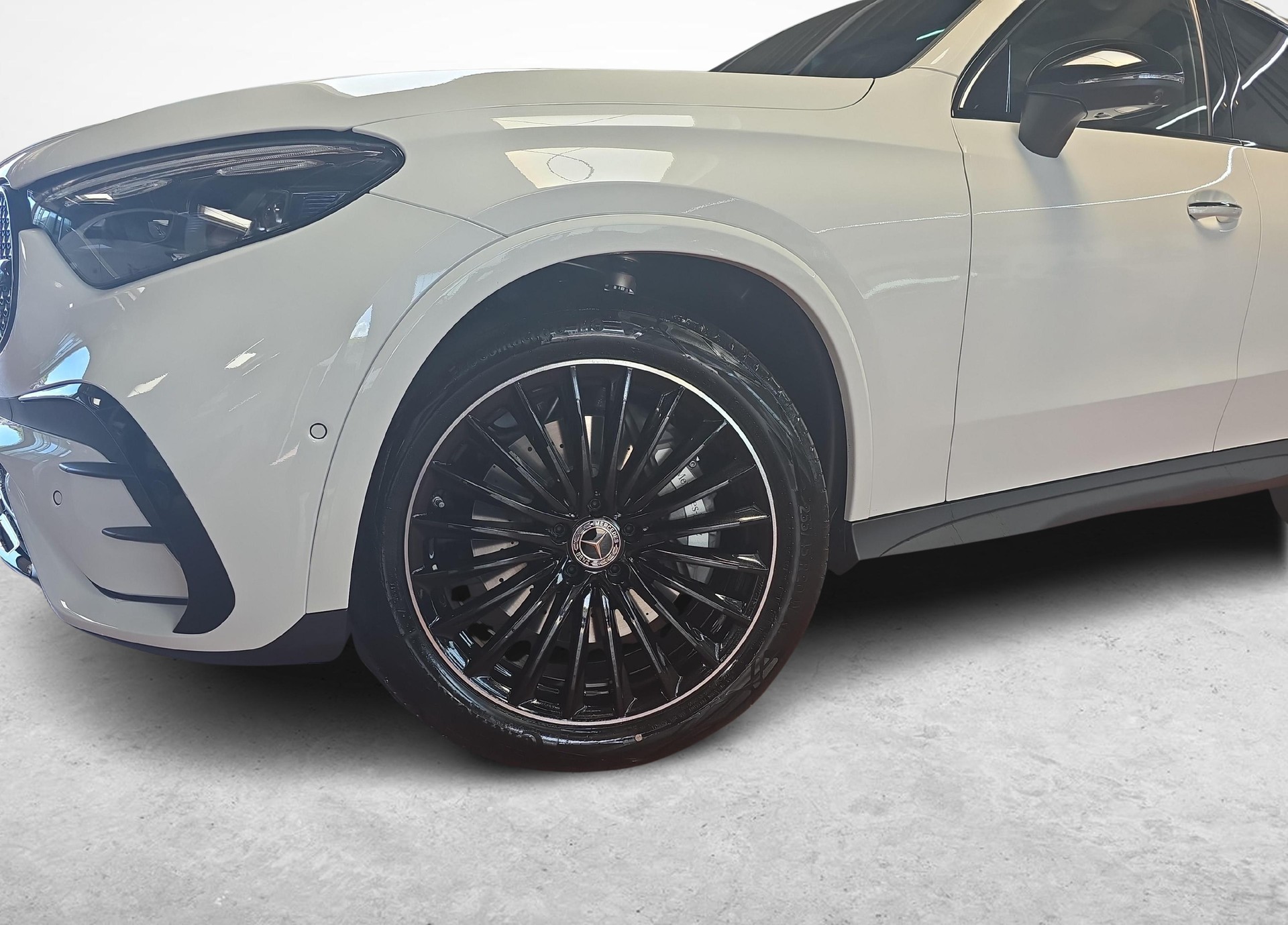 MERCEDES-BENZ GLC 300 4MATIC AMG Line-image-12
