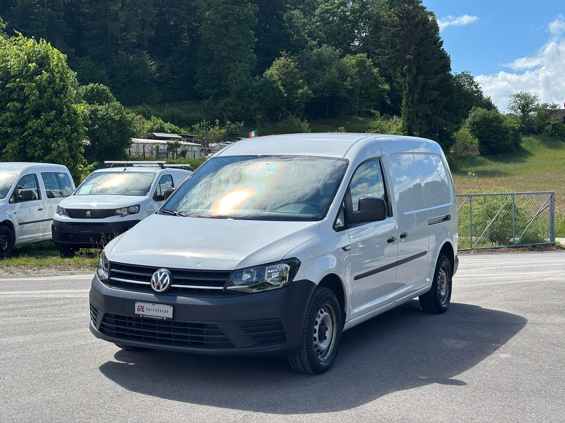 VW Caddy Maxi 2.0TDI BlueMotion Technology-image-2