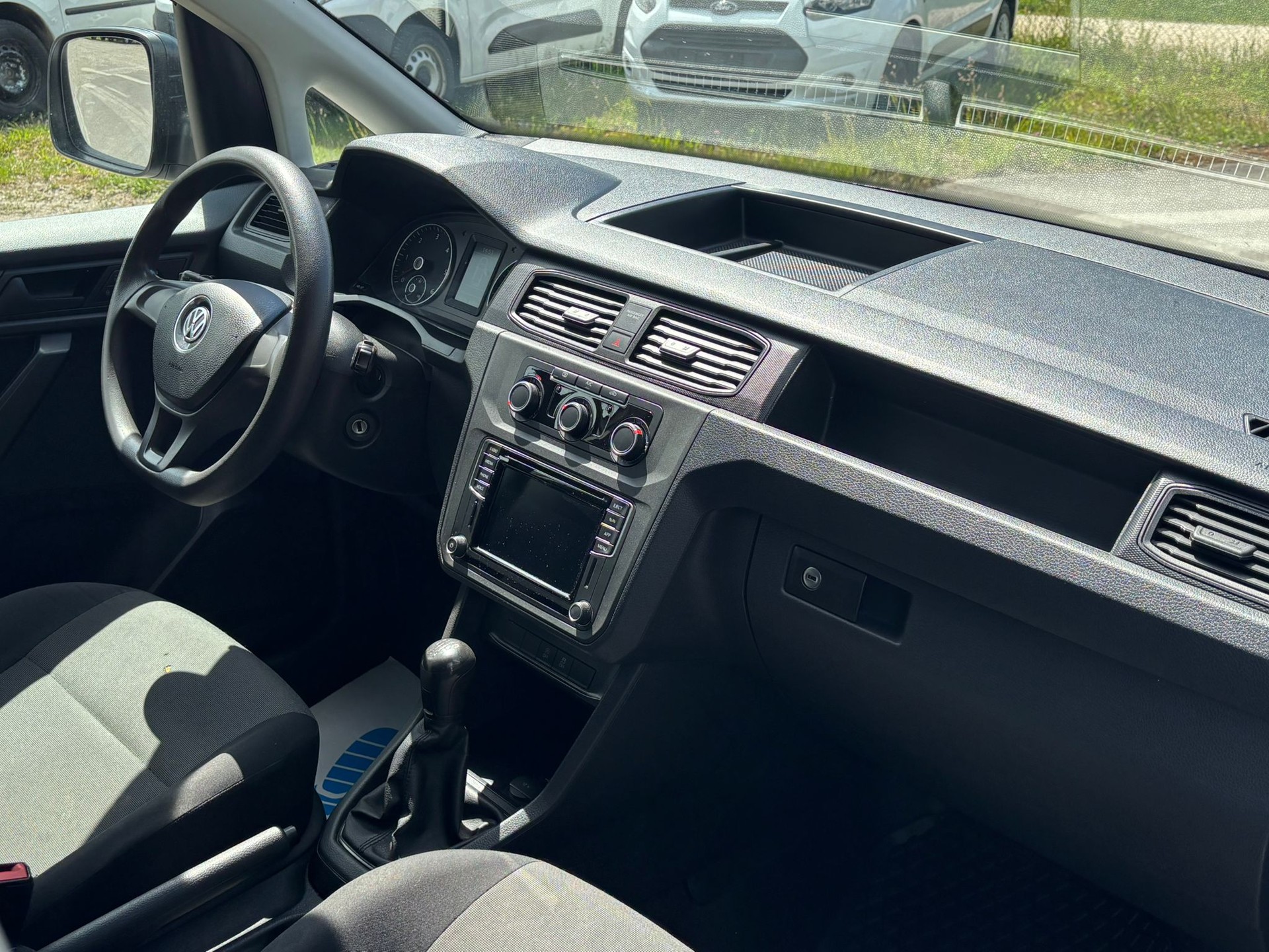 VW Caddy Maxi 2.0TDI BlueMotion Technology-image-9