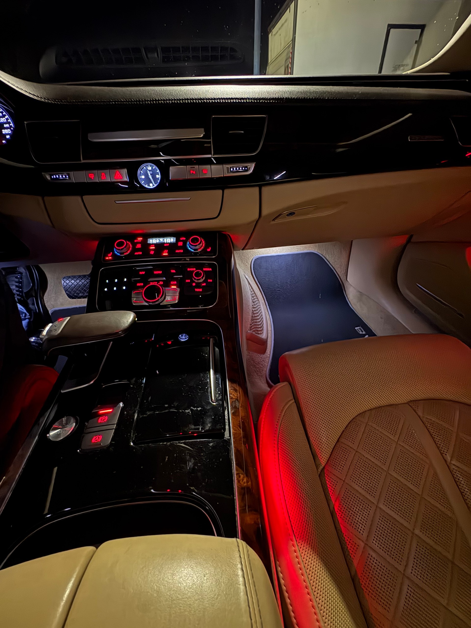 AUDI 4.2 V8 FSI quattro T-Tronic-image-2