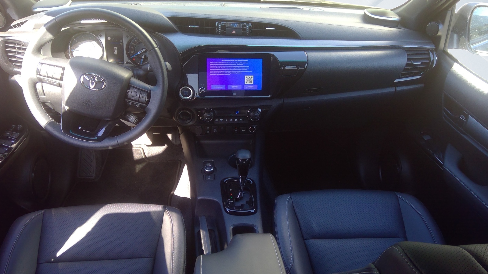 TOYOTA Hilux 2.8D-4D Invincible Double Cab 4x4 A-image-3