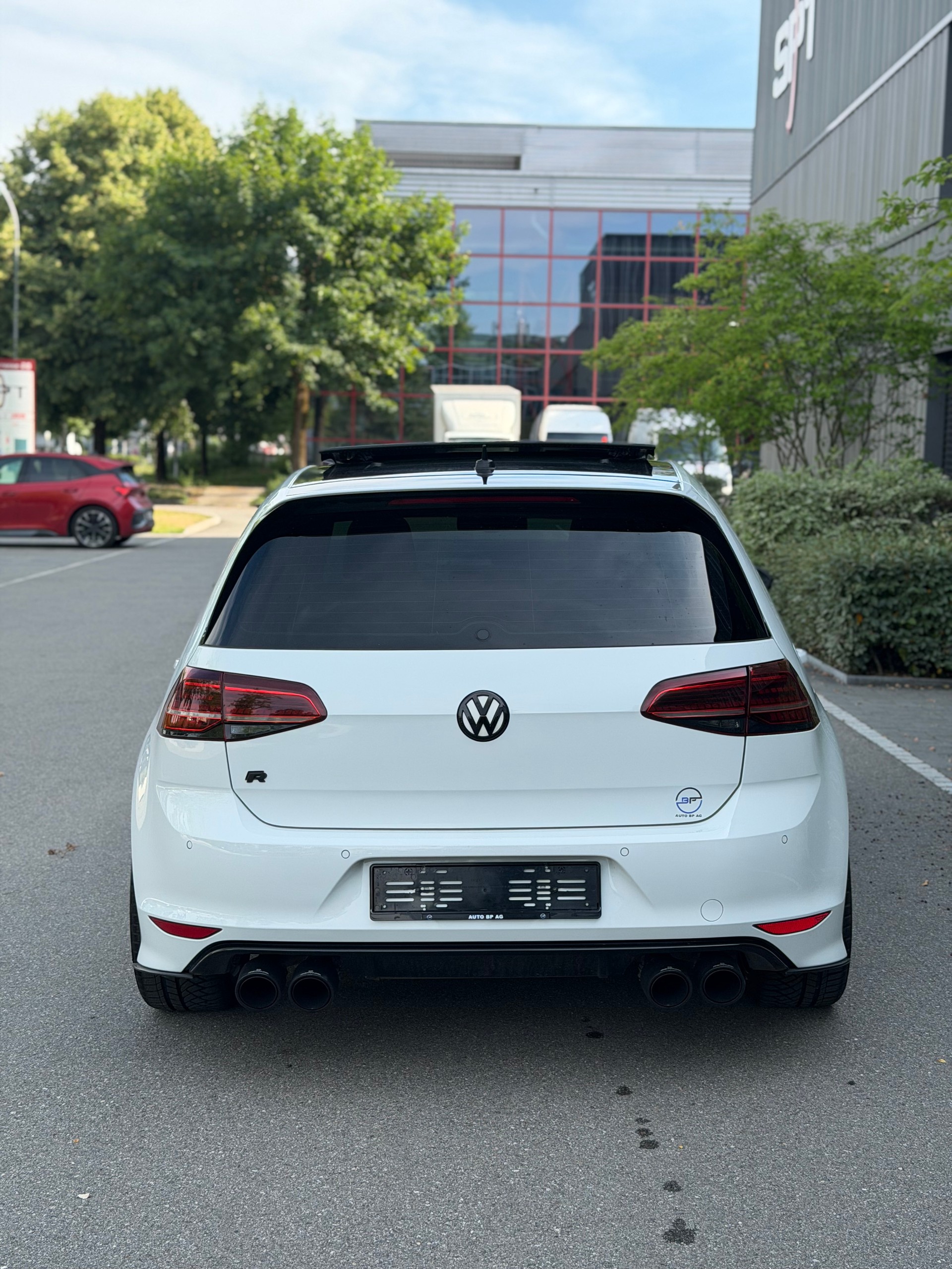 VW Golf 2.0 TSI R 4Motion DSG-image-3