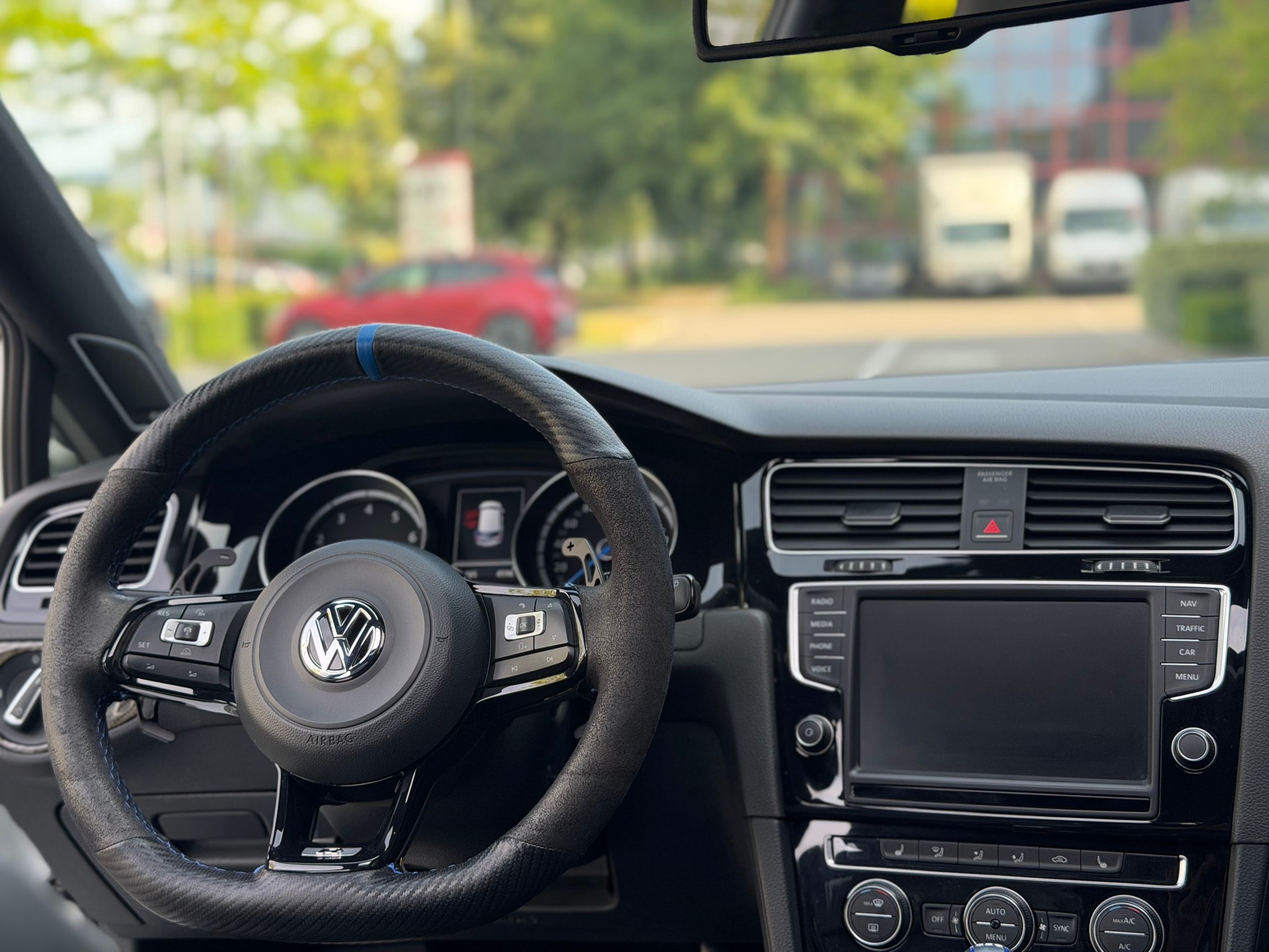 VW Golf 2.0 TSI R 4Motion DSG-image-9