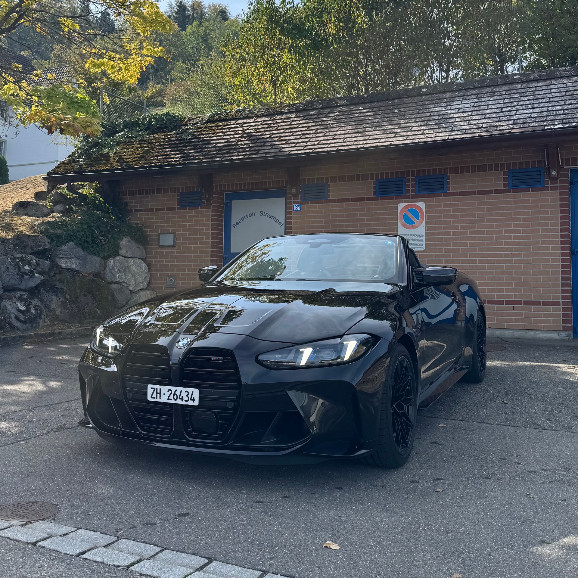 BMW M4 Competition M xDrive Cabrio-image-2