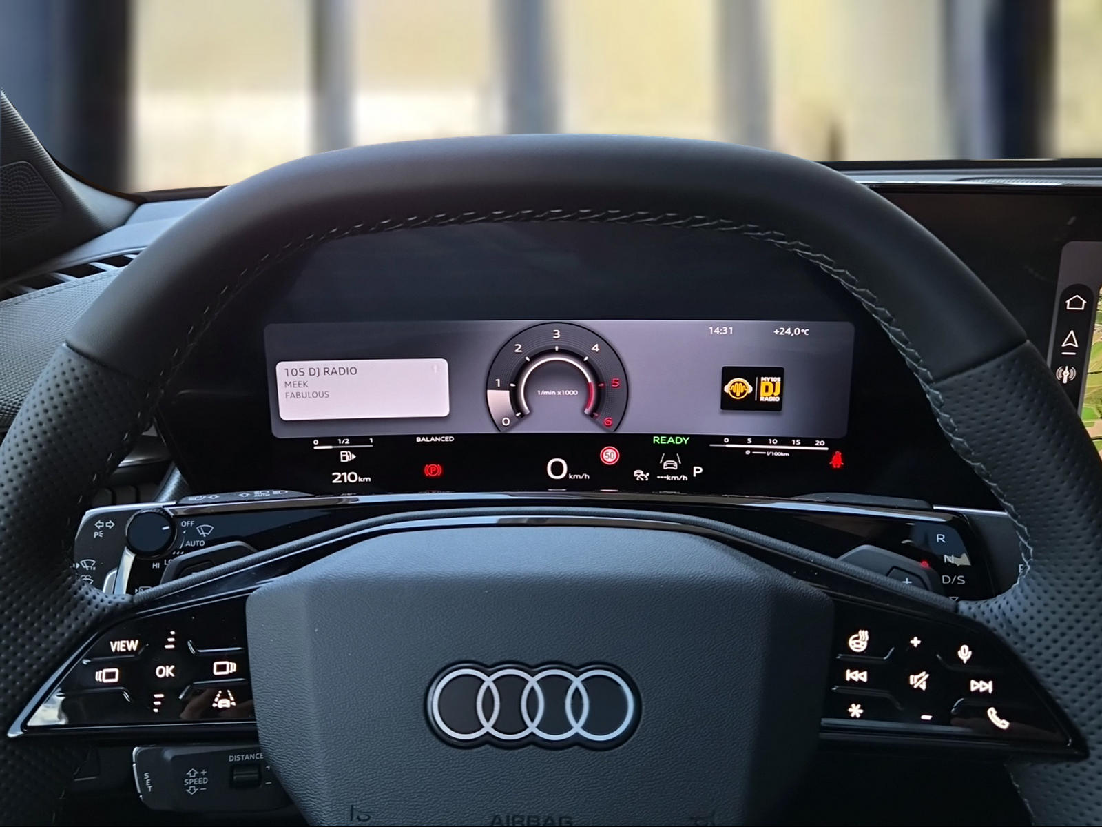 AUDI Q3 SUV TDI quattro 142 kW S tronic Mythosschwarz Metallic-image-11