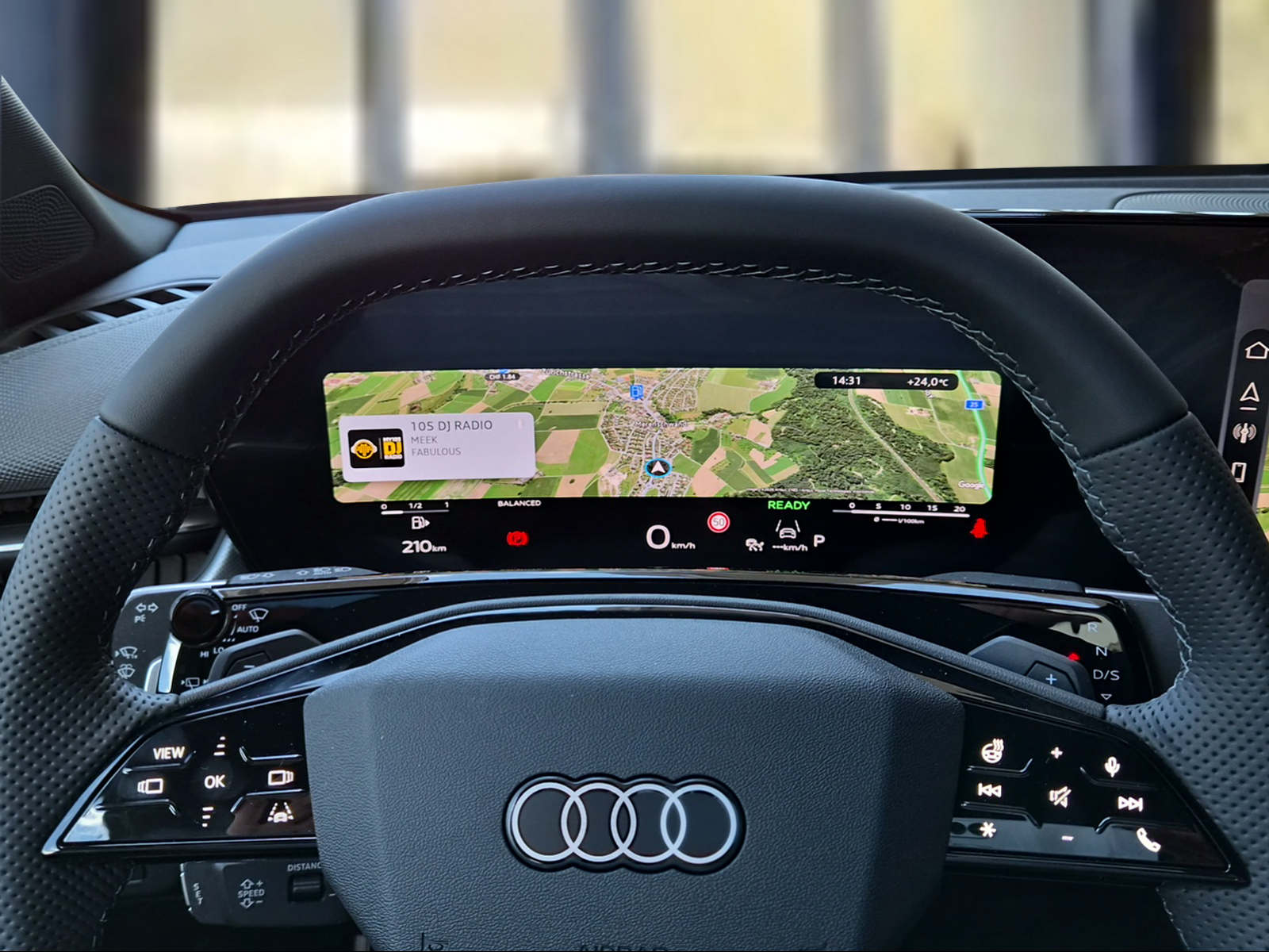 AUDI Q3 SUV TDI quattro 142 kW S tronic Mythosschwarz Metallic-image-10