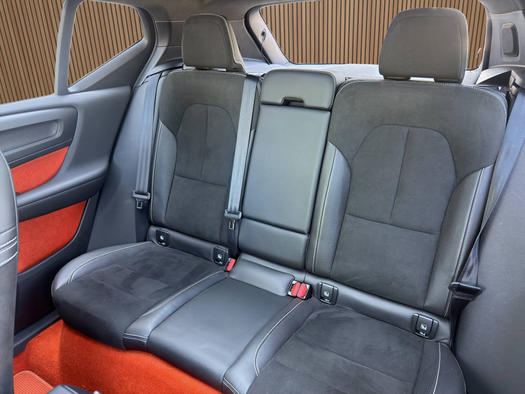 VOLVO XC40 2.0 T5 R-Design AWD-image-17