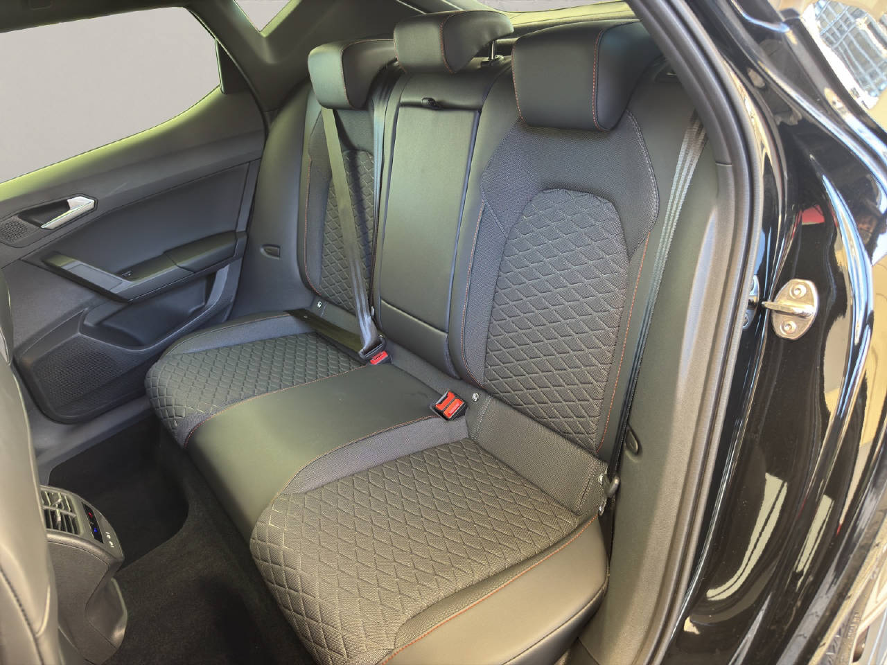 SEAT Leon 1.5 eTSI 150PS FR DSG-image-4