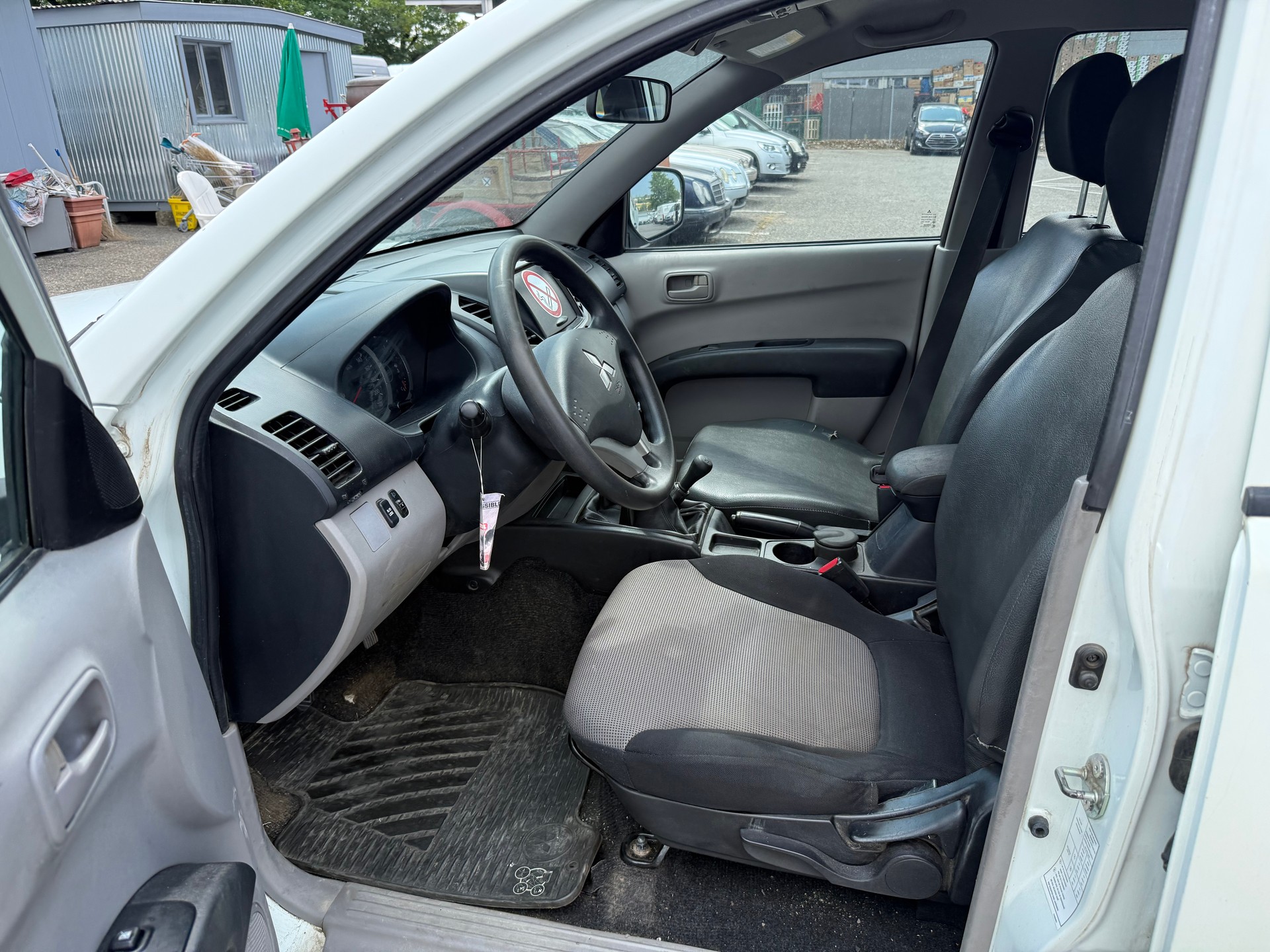 MITSUBISHI L 200 2.5 DID Invite Double Cab-image-5