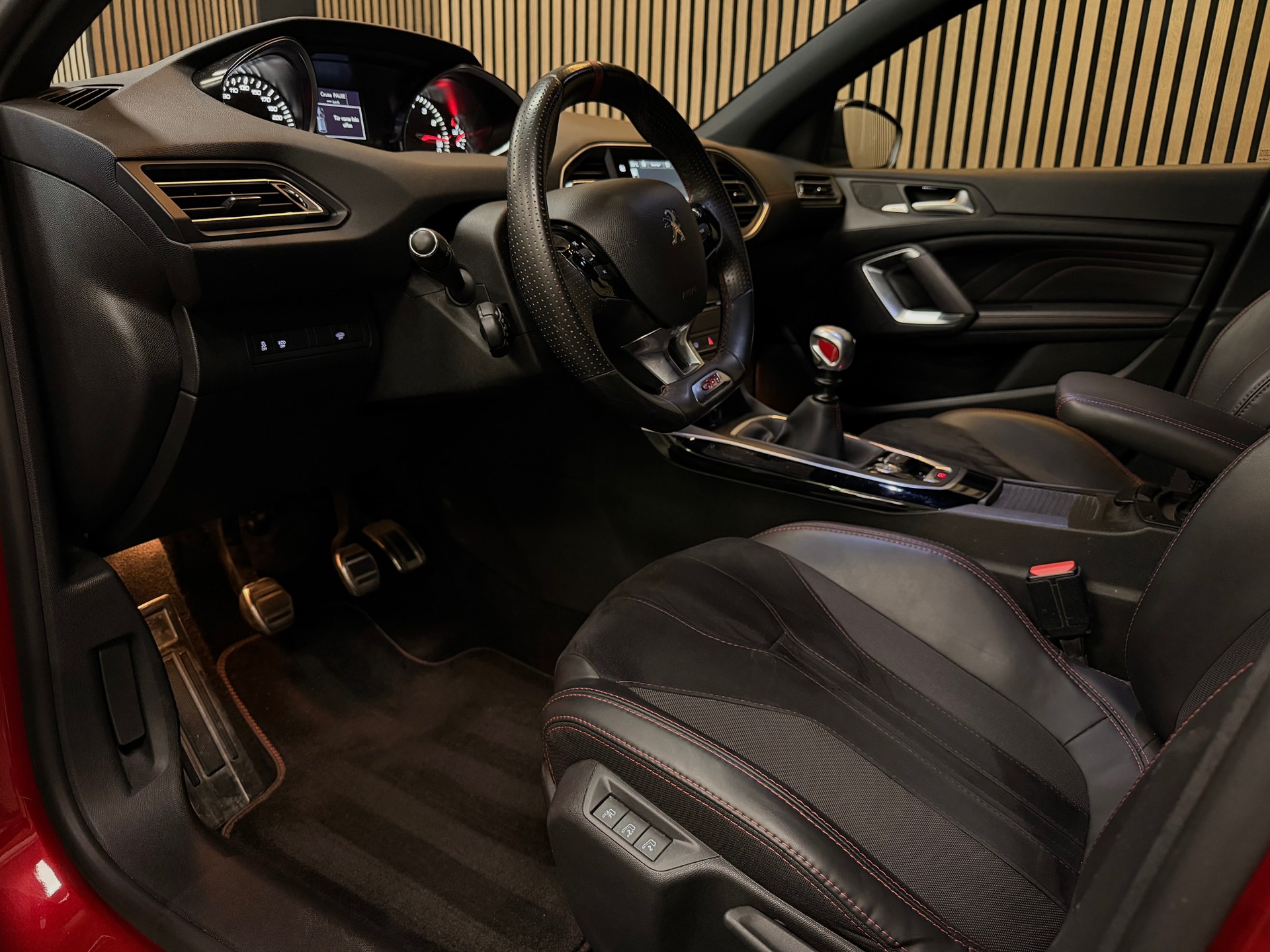 PEUGEOT 308 1.6 GTi-image-15