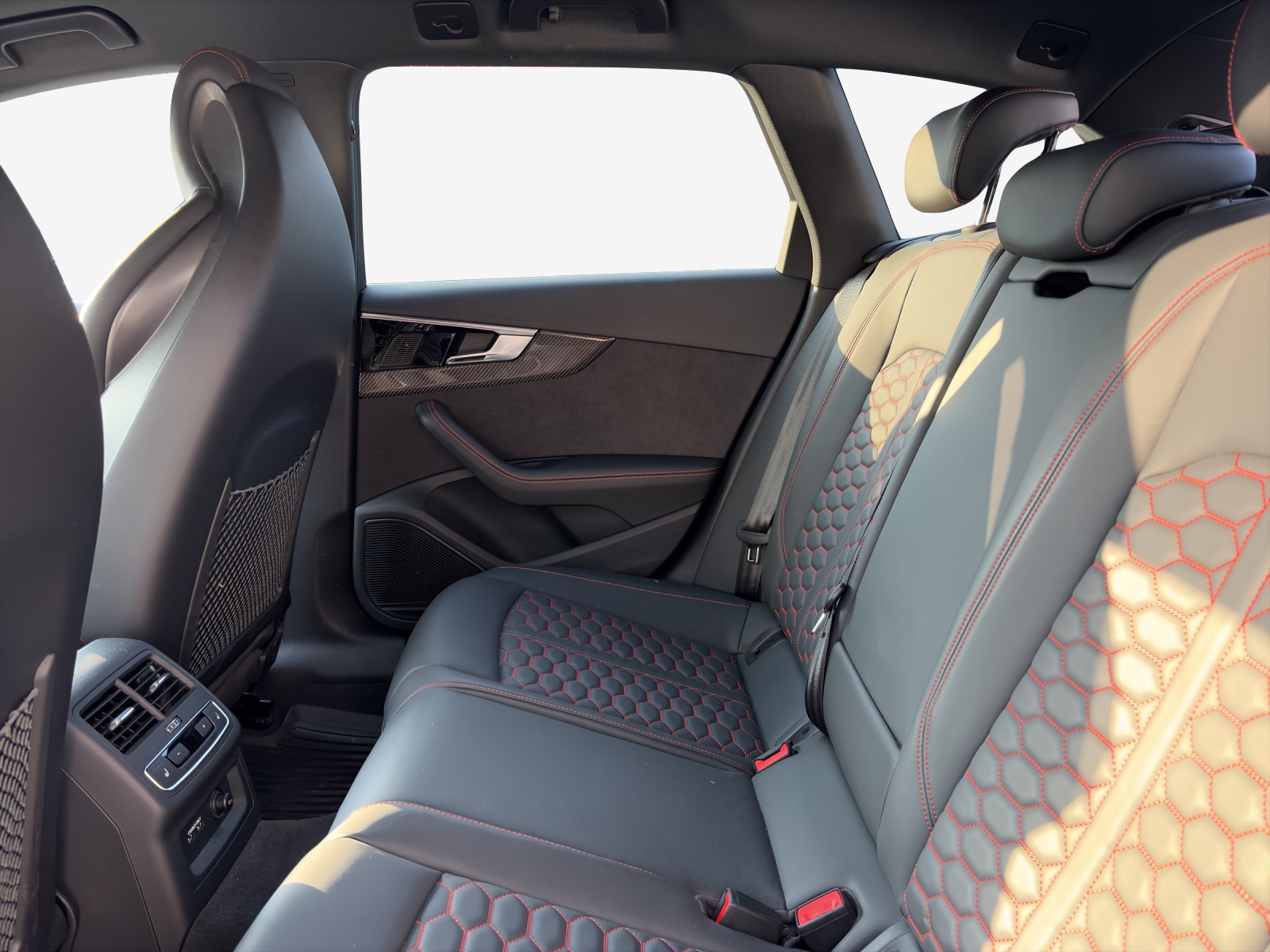 AUDI RS4 Avant quattro tiptronic-image-11