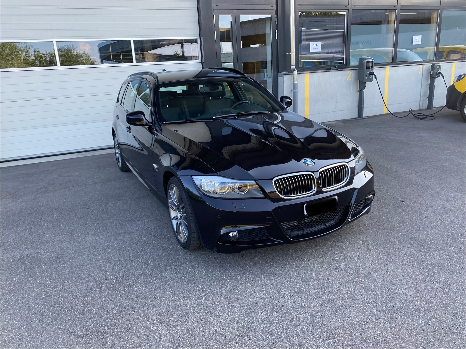 BMW 320d xDrive Dynamic Edition-image-1