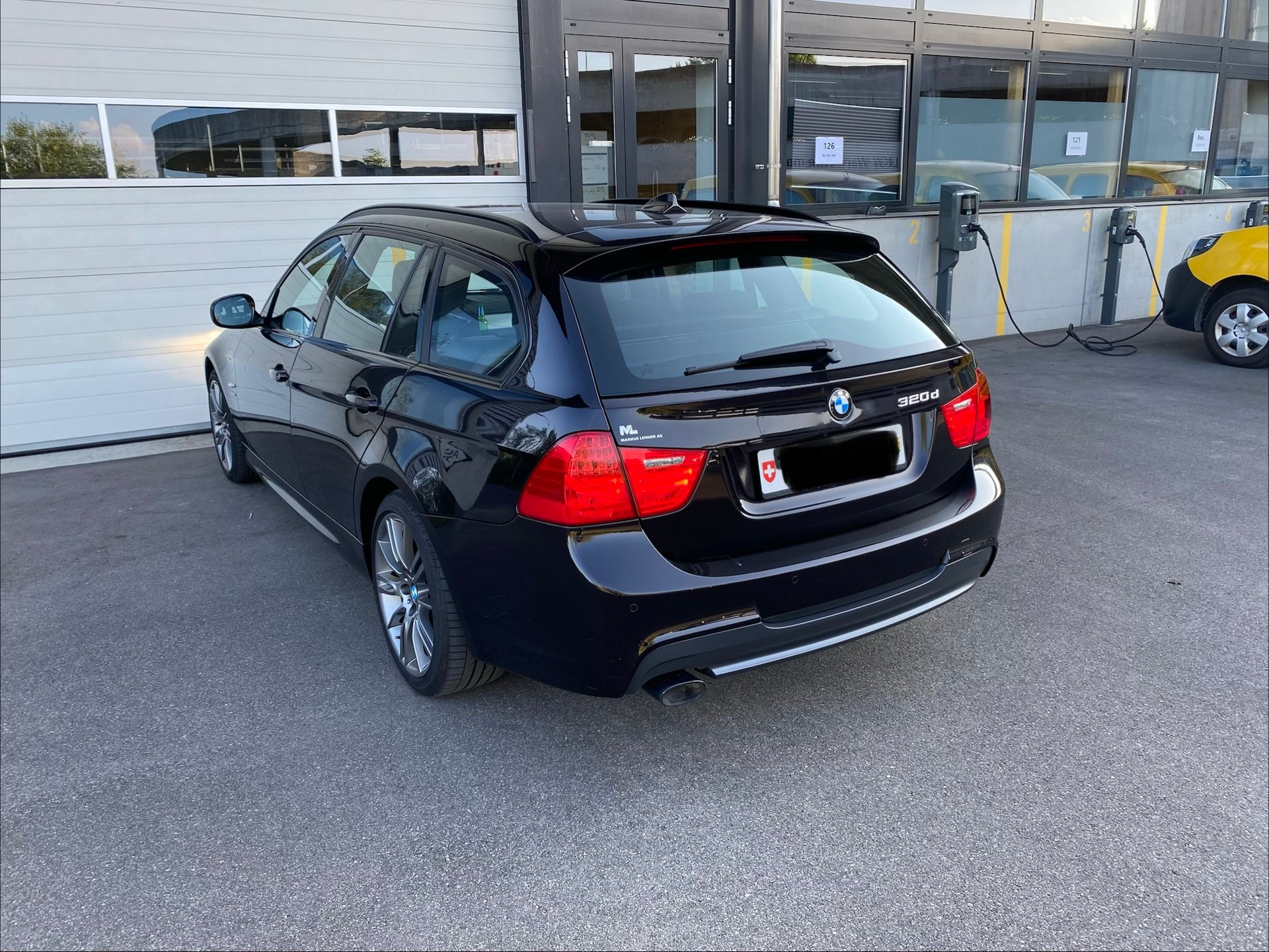 BMW 320d xDrive Dynamic Edition-image-2