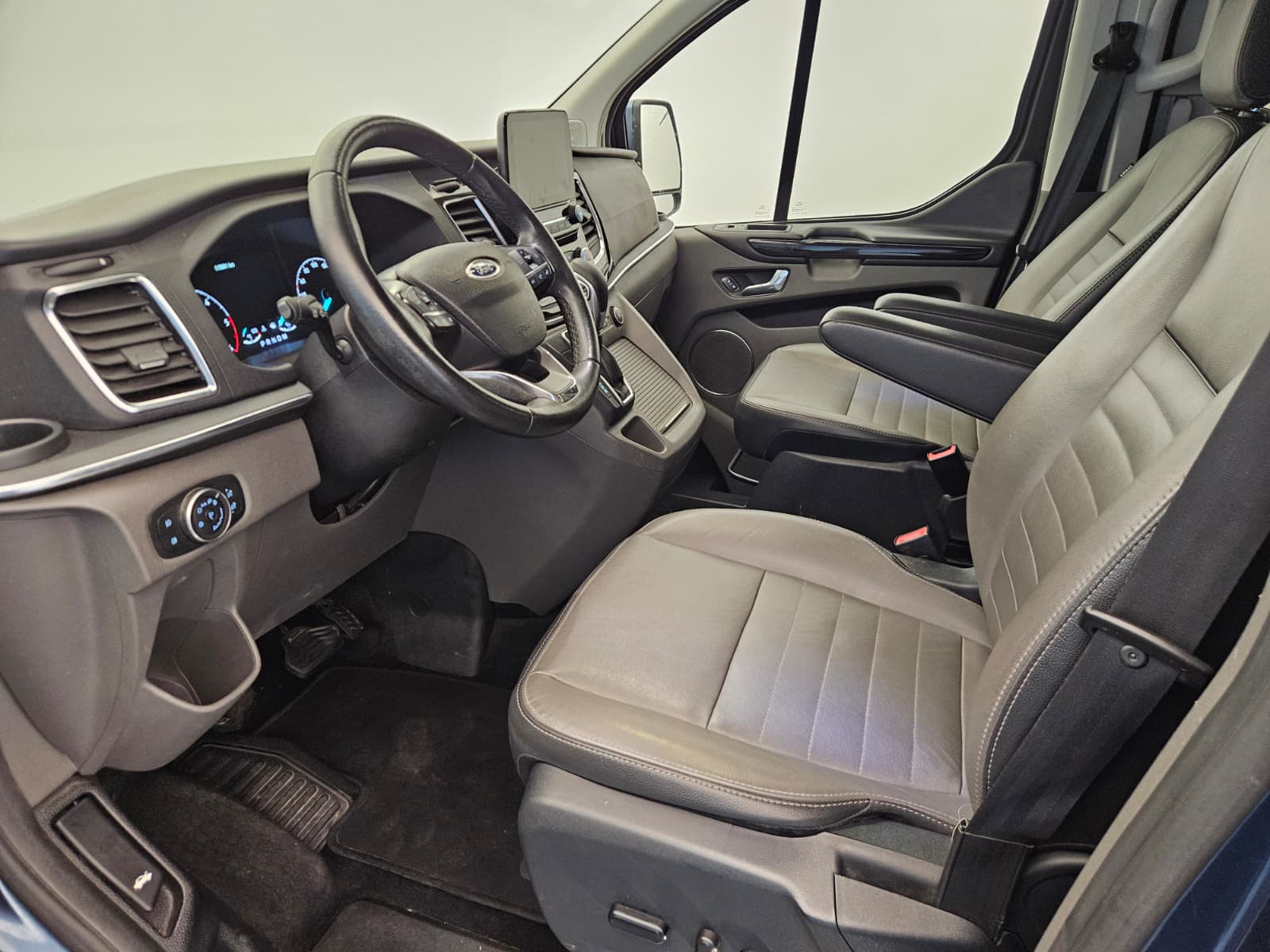 FORD Tourneo Custom 320 L1H1 Titanium-image-10